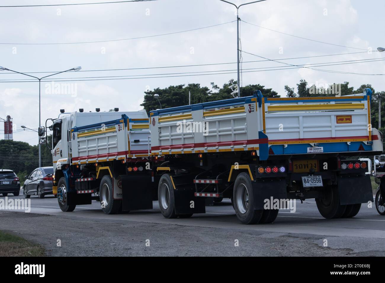 Chiangmai, Thailand - 22. Aug. 2023: Hino Dump Truck der Payawan Transport Company. Foto an der Straße Nr. 121, etwa 8 km von der Innenstadt von Chiangmai, Thail Stockfoto