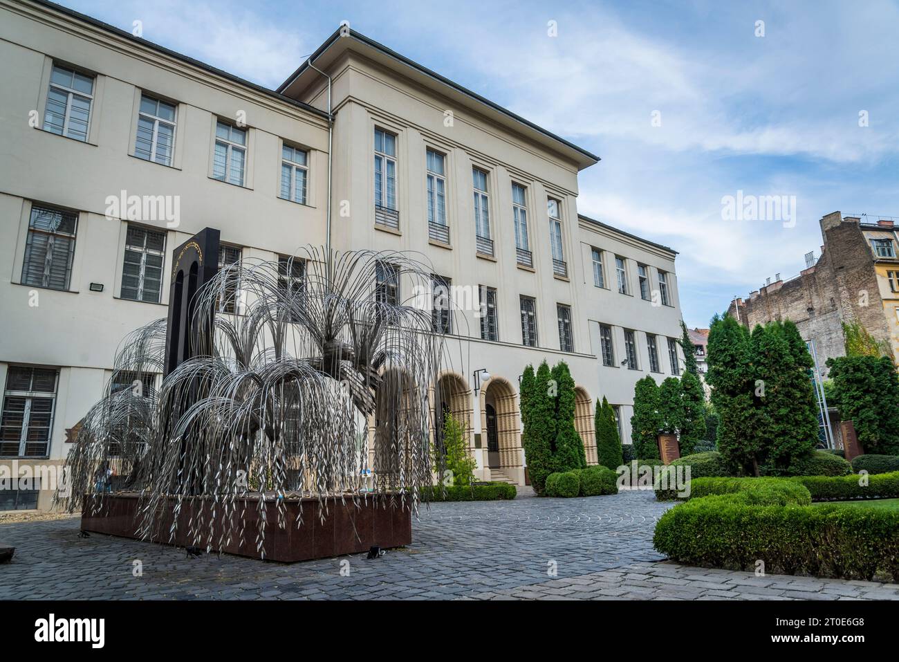 Der Raoul Wallenberg Park mit seinem Mahnbaum aus Metall, der auf jedem Blatt den Namen oder die Nummer eines Holocaust-Opfers trägt, die Synagoge in der Dohány-Straße, zweitgrößte Stockfoto