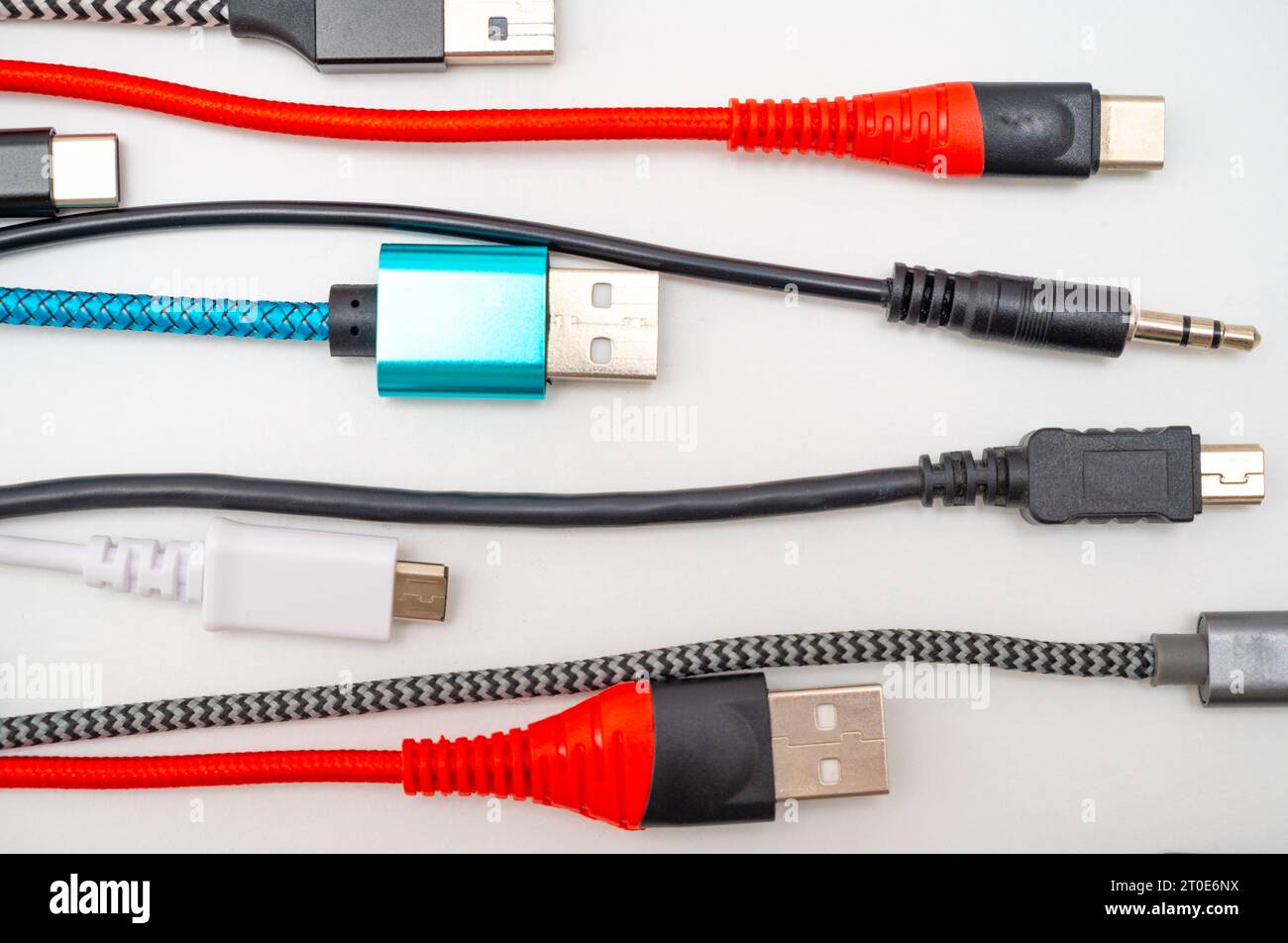 Verschiedene Arten von Steckern und Kabeln für Audio-, Video-, Computer-, Smartphone- und Ladeanschlüsse. Entwicklung und Veränderung der Typen von Analog und U Stockfoto