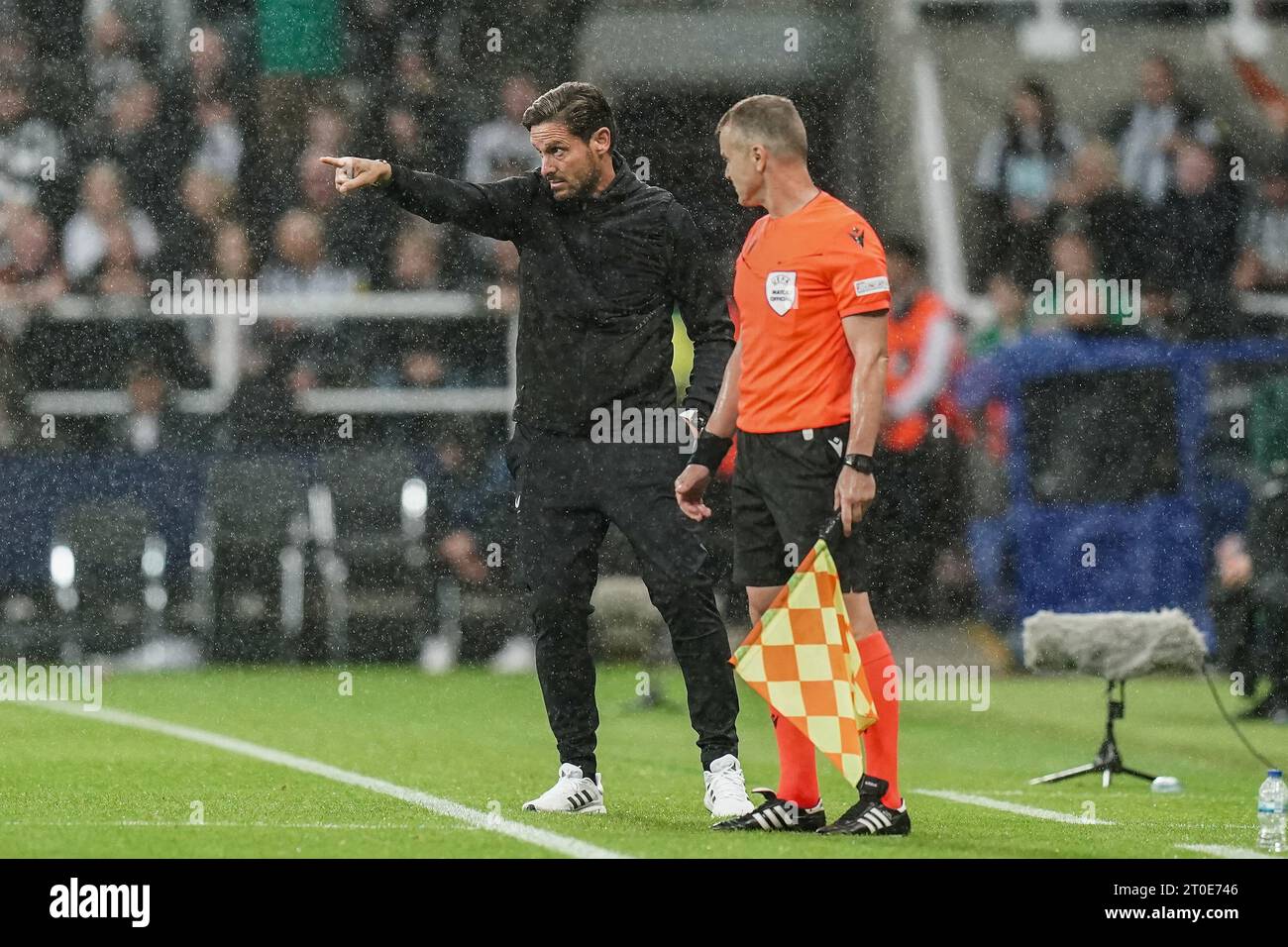 Newcastle, Großbritannien. Oktober 2023. Jason Tindall Newcastle United Assistant Manager Gesten während des Spiels Newcastle United FC gegen Paris Saint-Germain FC, UEFA Champions League Runde 1 im St.James' Park, Newcastle, Vereinigtes Königreich am 4. Oktober 2023 Credit: Every Second Media/Alamy Live News Stockfoto