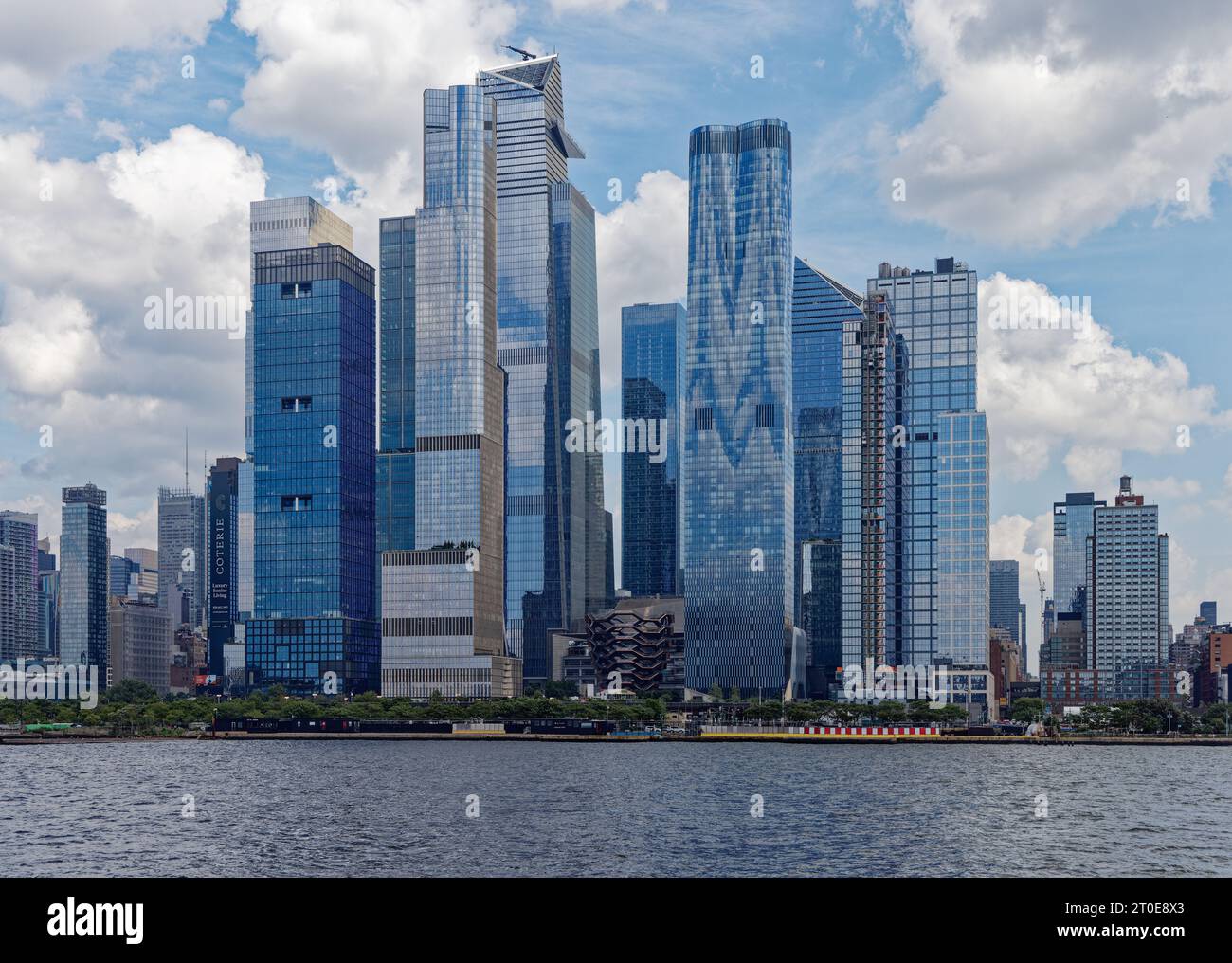 Die Wolkenkratzer der Hudson Yards verwandelten Manhattans West Side und dominierten das Hudson Riverfront in Midtown. Stockfoto
