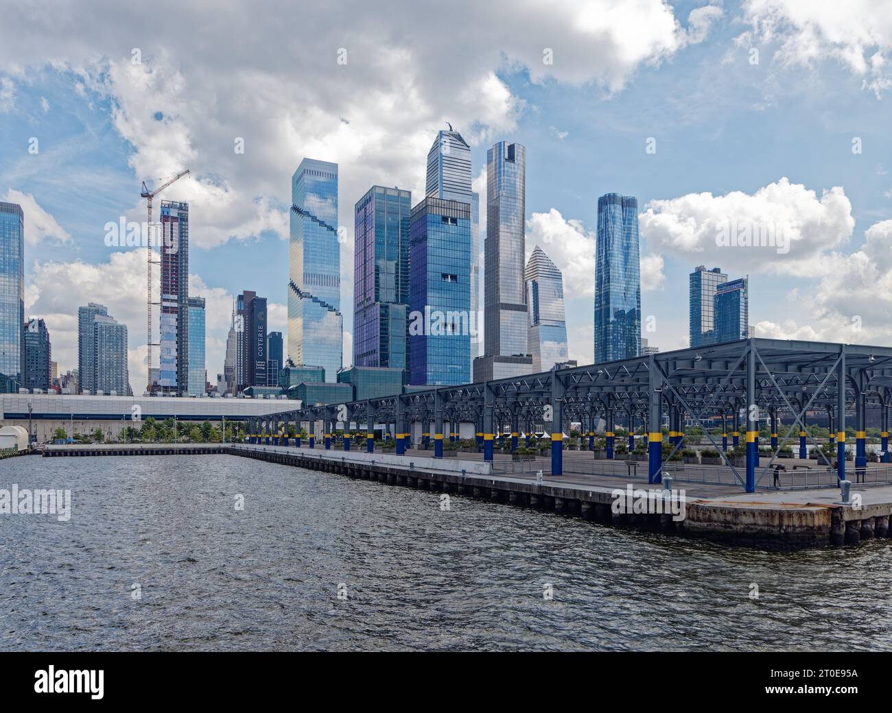 Hudson Yards ist die Kulisse für Pier 76, eine Ergänzung des Hudson River Park aus dem Jahr 2021. Stockfoto