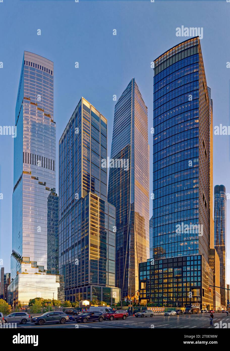 (Getöntes Bild) die Wolkenkratzer von Hudson Yards verwandelten Manhattans West Side und dominierten das Hudson Riverfront in Midtown. Stockfoto