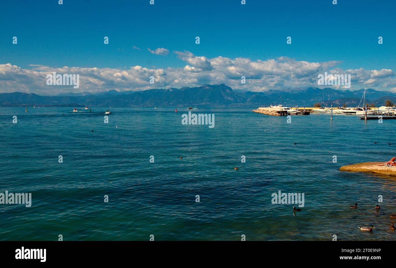 Panorama delle montagne e del lago di Garda Stockfoto