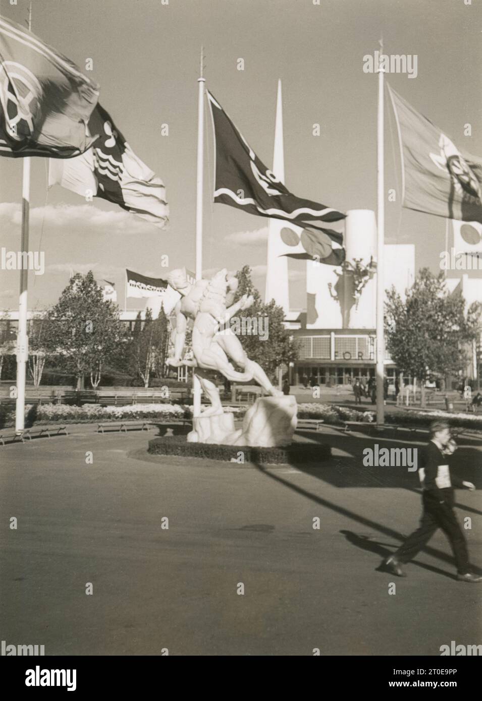 Antikes Foto, Außenansicht mit Fahnen vor dem Ford Pavilion auf der New York World's Fair 1939. QUELLE: ORIGINALFOTO Stockfoto