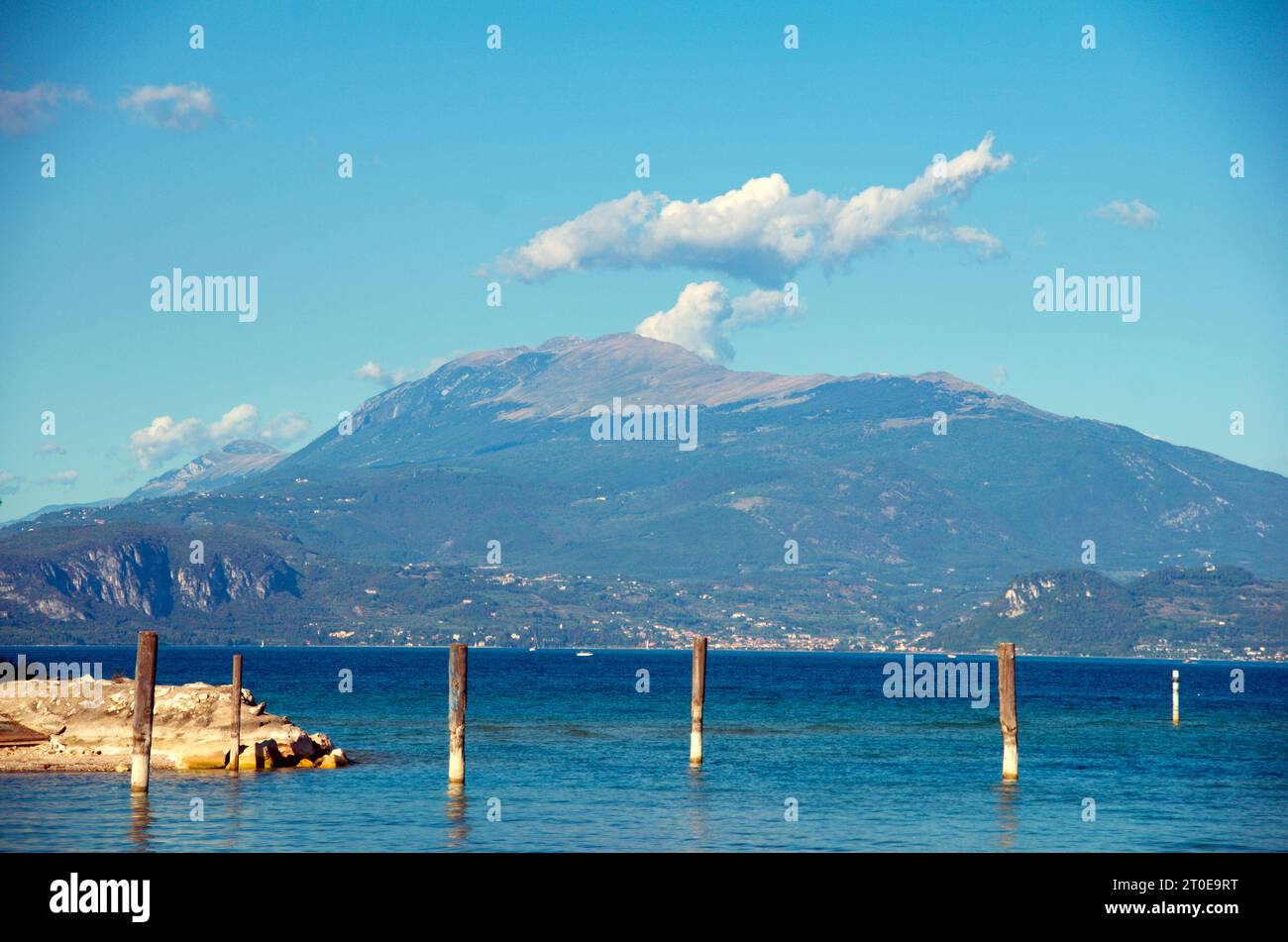 Panorama delle montagne e del lago di Garda Stockfoto