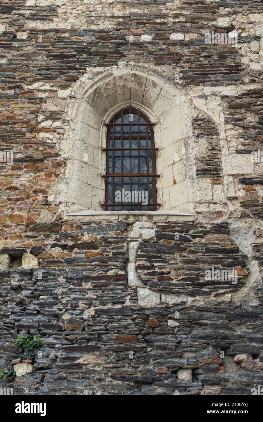 Angers, Frankreich, 2023. Das Fenster des Oratoriums der Kapelle aus dem 15. Jahrhundert neben den königlichen Unterkünften im Château d'Angers (vertikal) Stockfoto