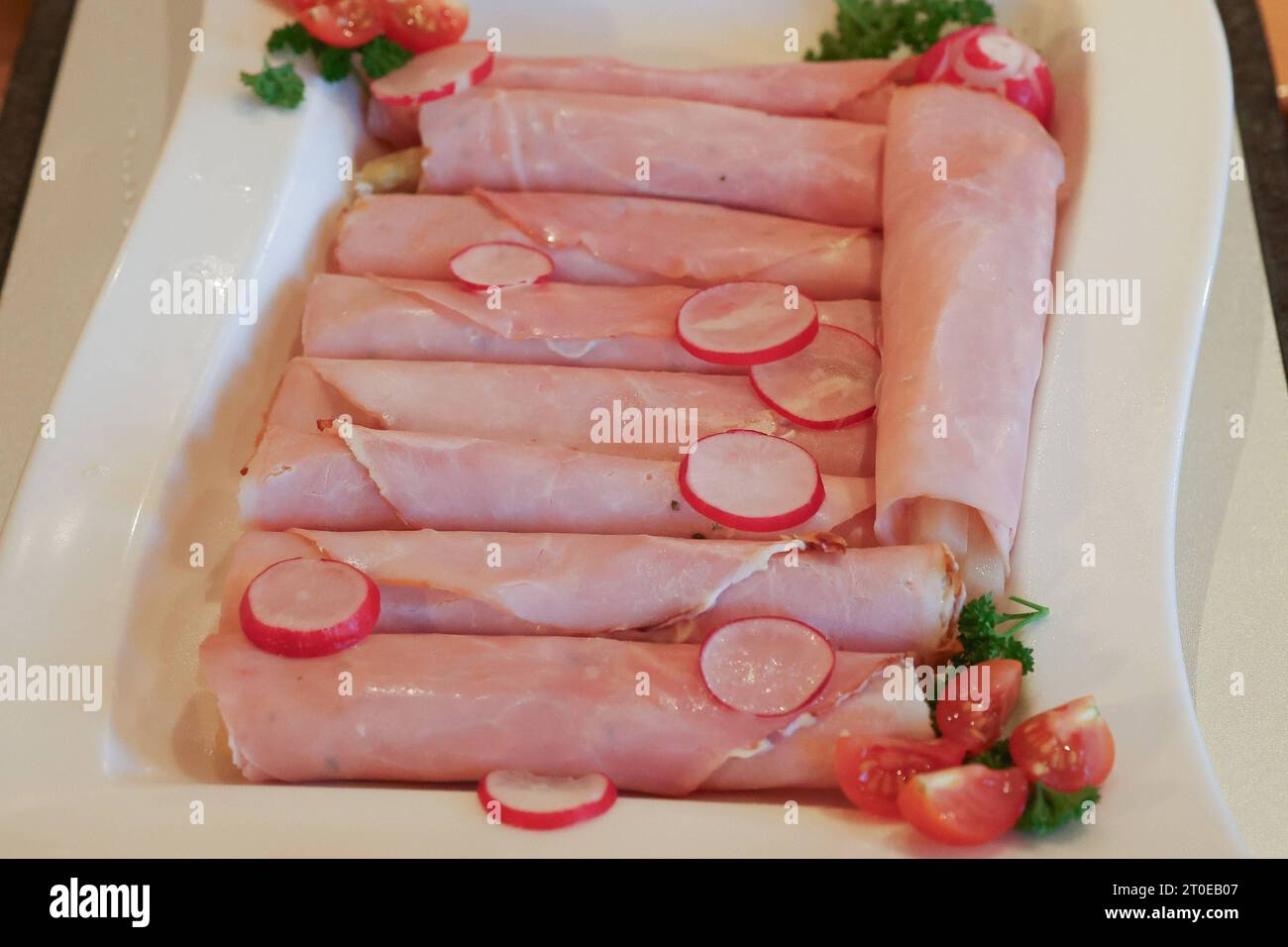 Symbolfoto Essen, Winzer Vesperplatte, Brotzeit, deftige Wurstparty, Oktober Vesperplatte, Mett, Schinkenröllchen, *** Symbol Fotonahrung, Winzer vesper Teller, Snack, deftige Wurstparty, Oktober vesper Teller, Hackfleisch, Schinkenbrötchen, Stockfoto