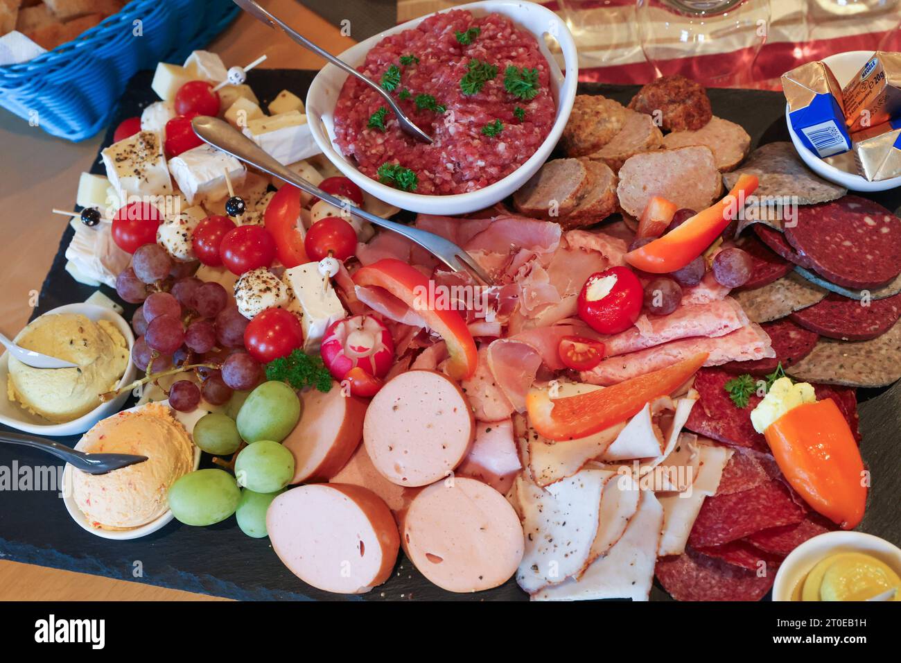 Symbolfoto Essen, Winzer Vesperplatte, Brotzeit, deftige Wurstparty, Oktober Vesperplatte, Mett, Schinkenröllchen, *** Symbol Fotonahrung, Winzer vesper Teller, Snack, deftige Wurstparty, Oktober vesper Teller, Hackfleisch, Schinkenbrötchen, Stockfoto