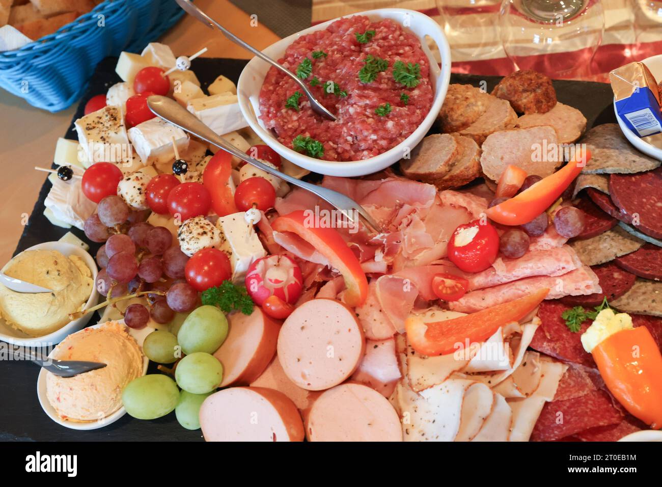 Symbolfoto Essen, Winzer Vesperplatte, Brotzeit, deftige Wurstparty, Oktober Vesperplatte, Mett, Schinkenröllchen, *** Symbol Fotonahrung, Winzer vesper Teller, Snack, deftige Wurstparty, Oktober vesper Teller, Hackfleisch, Schinkenbrötchen, Stockfoto