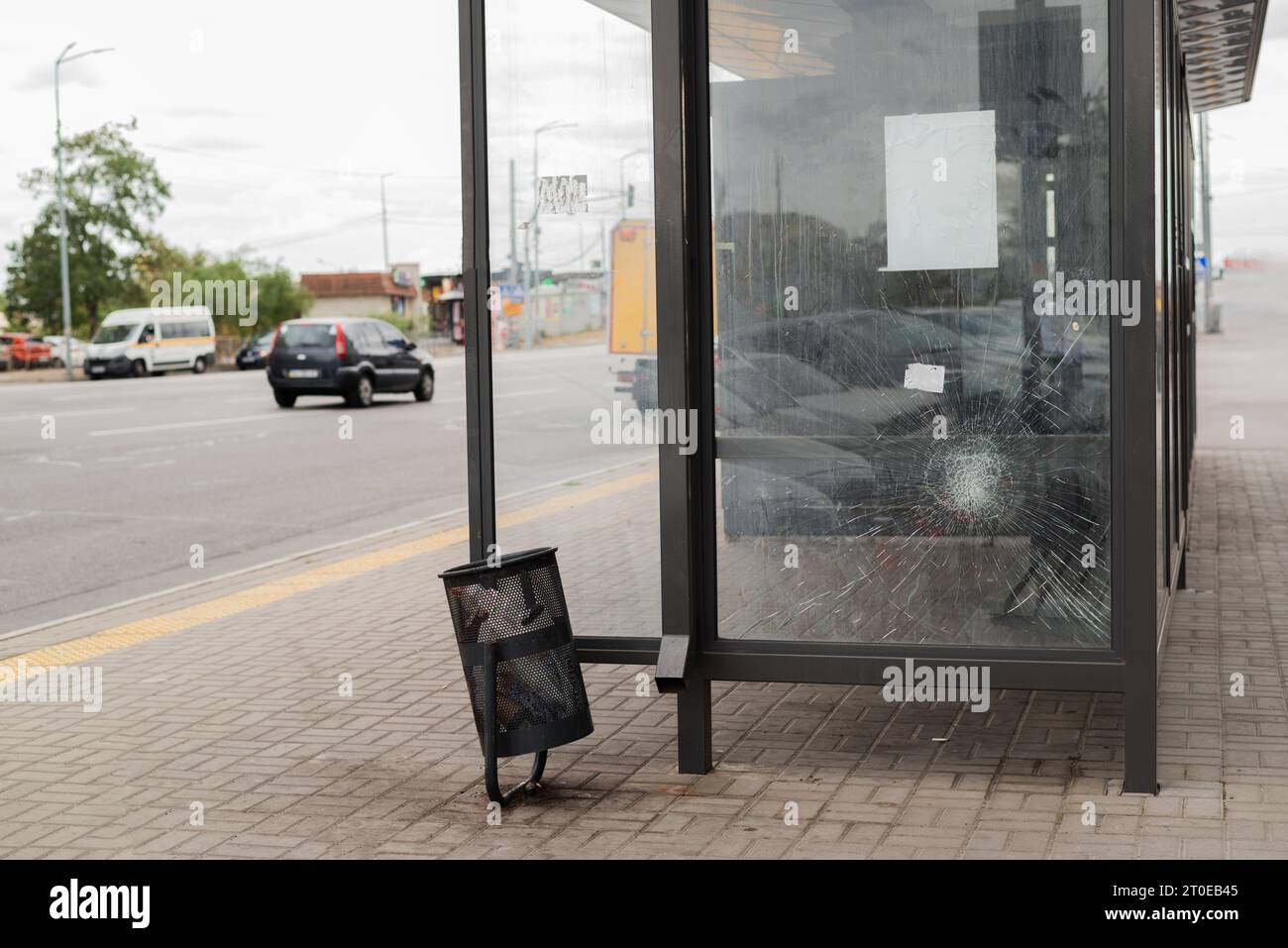 Glasbruch an der Bushaltestelle. Öffentlicher Nahverkehr, der durch die Glasfenster beschädigt wurde. Risse aus gehärtetem Glas Stockfoto