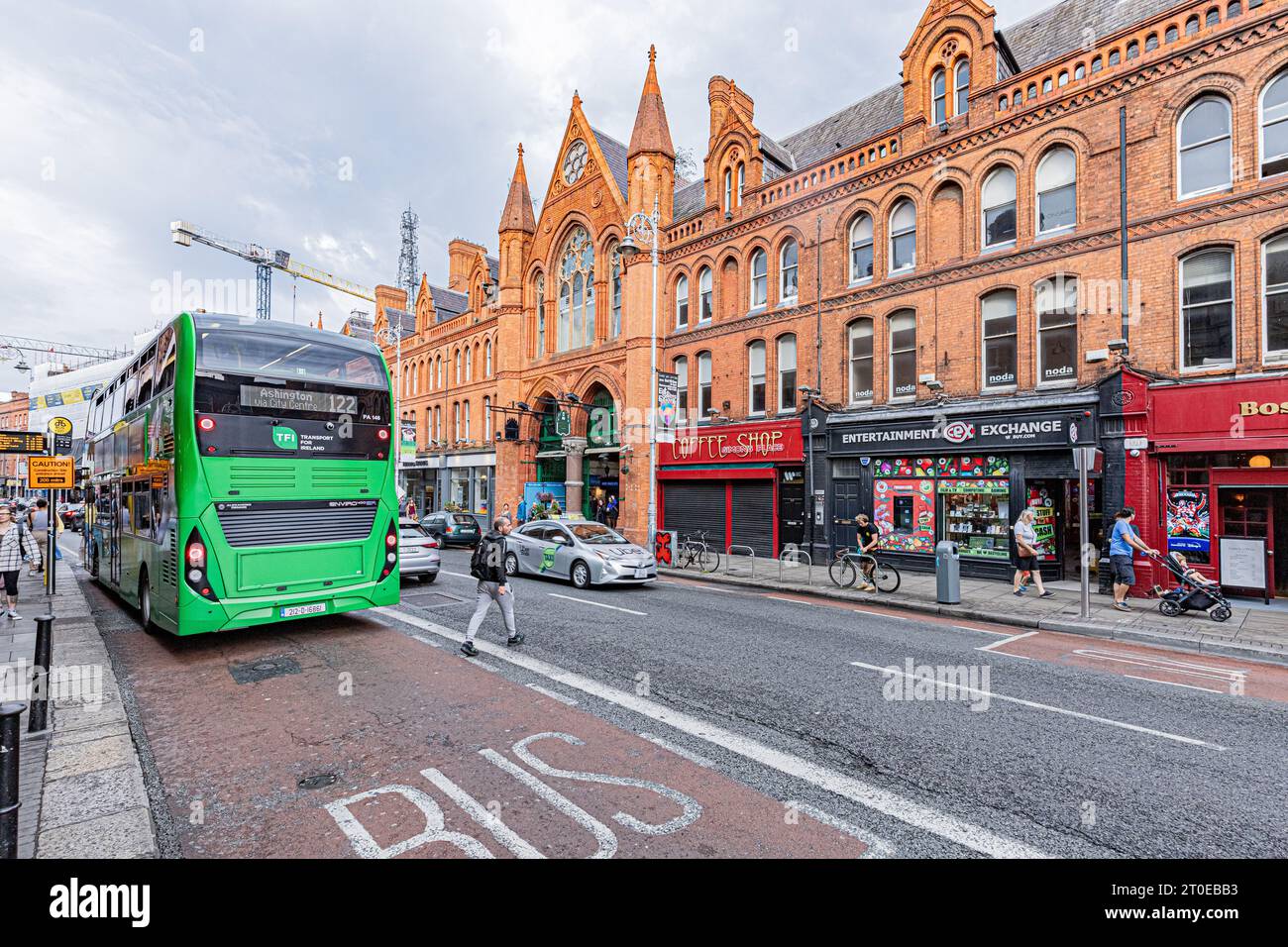 Fassaden colorées ornées de drapeaux à Dublin, Quartier de Temple Bar, Architektur, Briques. Farbenfrohe Fassaden mit Flaggen im Dubliner Tempel B Stockfoto