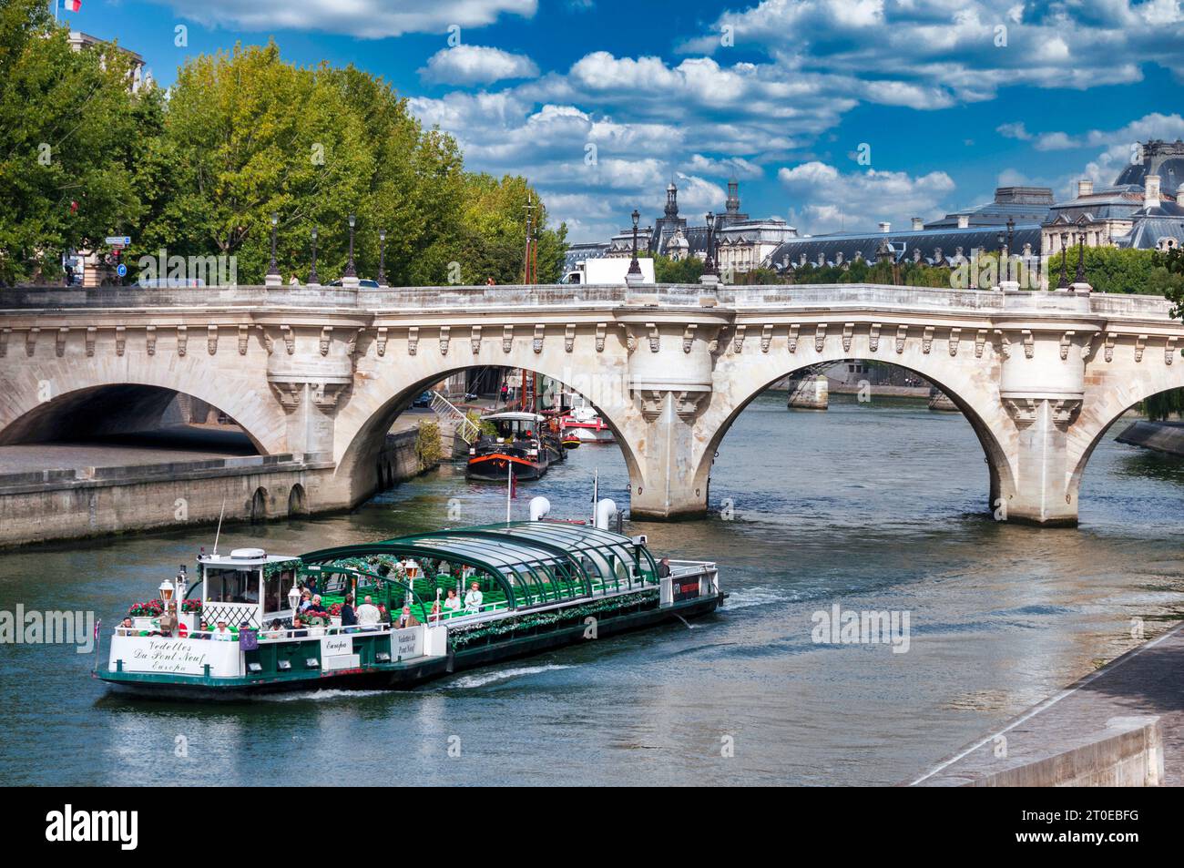 Paris. Flussboot unter der Pont Neuf. Ile de France. Paris Stockfoto