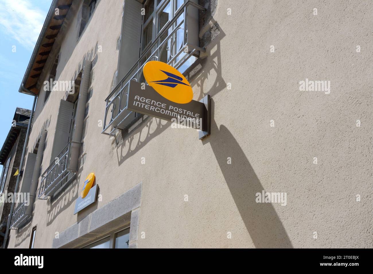 Schild der französischen Postagentur mit gelbem und blauem Logo an der Gebäudewand Stockfoto