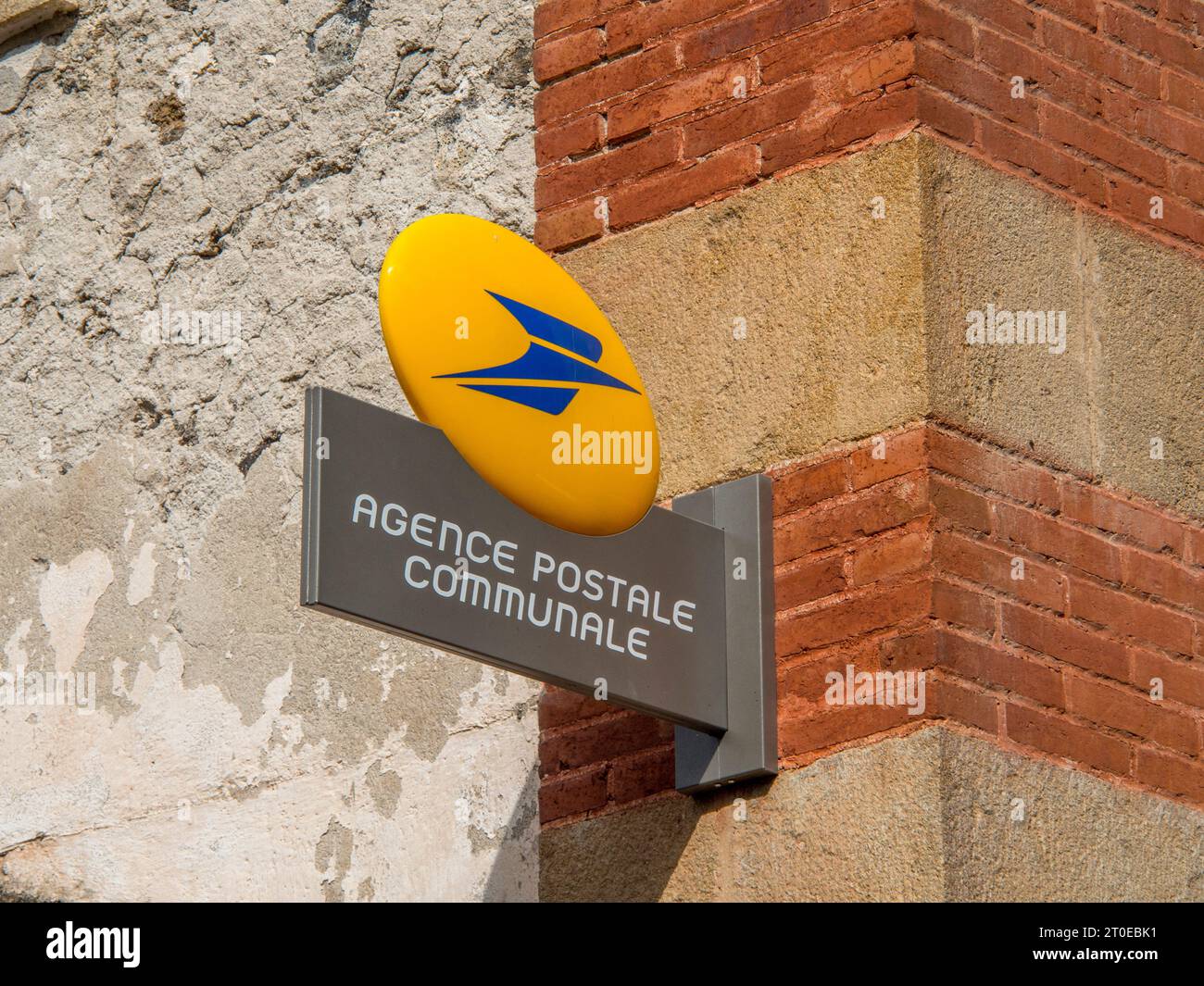 Schild der französischen Postagentur mit gelbem und blauem Logo an der Gebäudewand Stockfoto