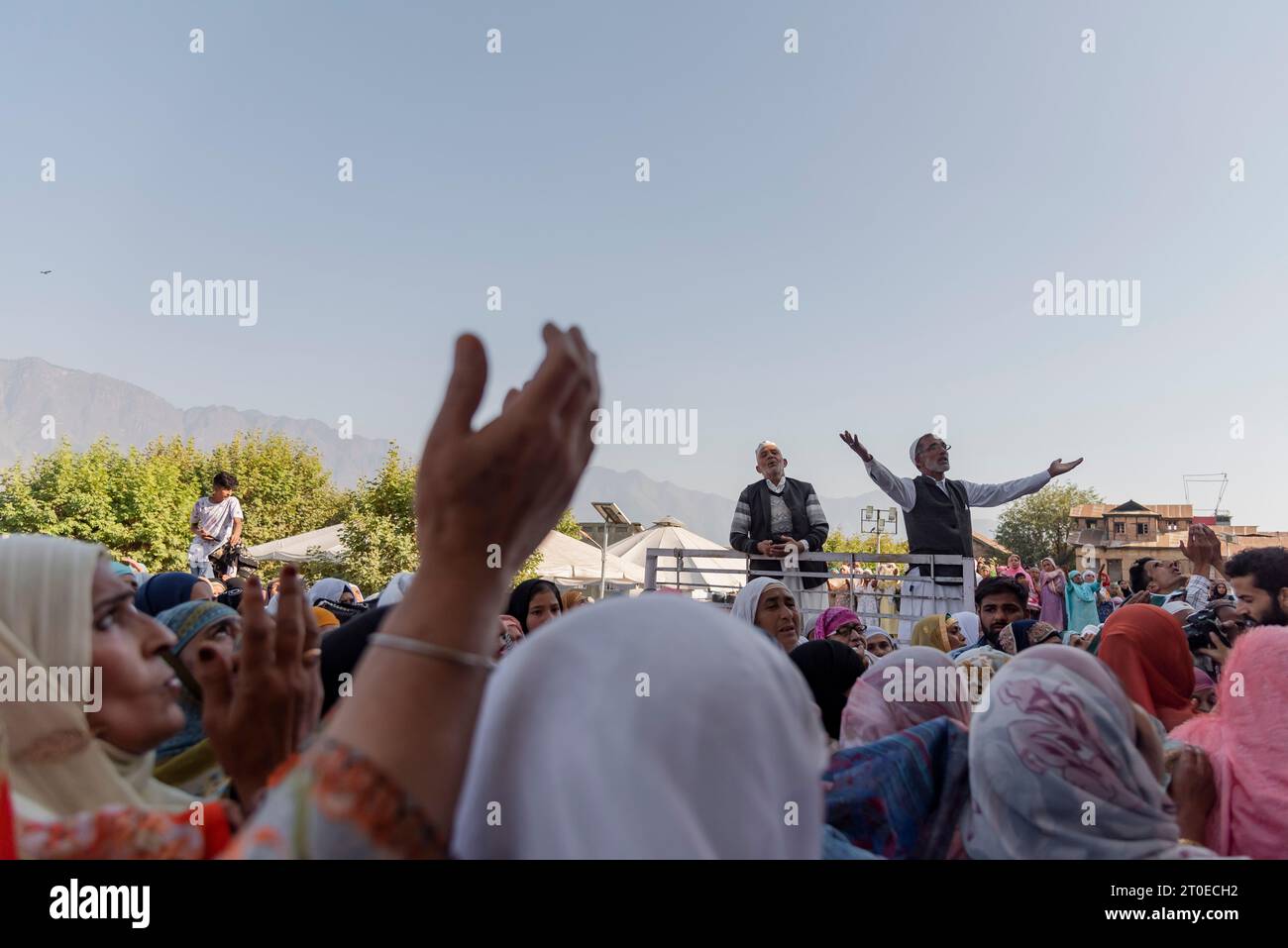 Muslimische Gläubige heben die Hände, während sie beten, wenn sie das Relikt des hazratbal-Schreins sehen. Muslimische Gläubige versammelten sich am Hazratbal-Schrein in der Sommerhauptstadt Srinagar, der ein Relikt beherbergt, das als Barthaar des islamischen Propheten Muhammed gedacht ist, um besondere Gebete anlässlich des Eid-e-Milad-un-Nabi, dem Geburtstag des islamischen Propheten Muhammad, abzugeben. (Foto: Idrees Abbas / SOPA Images/SIPA USA) Stockfoto