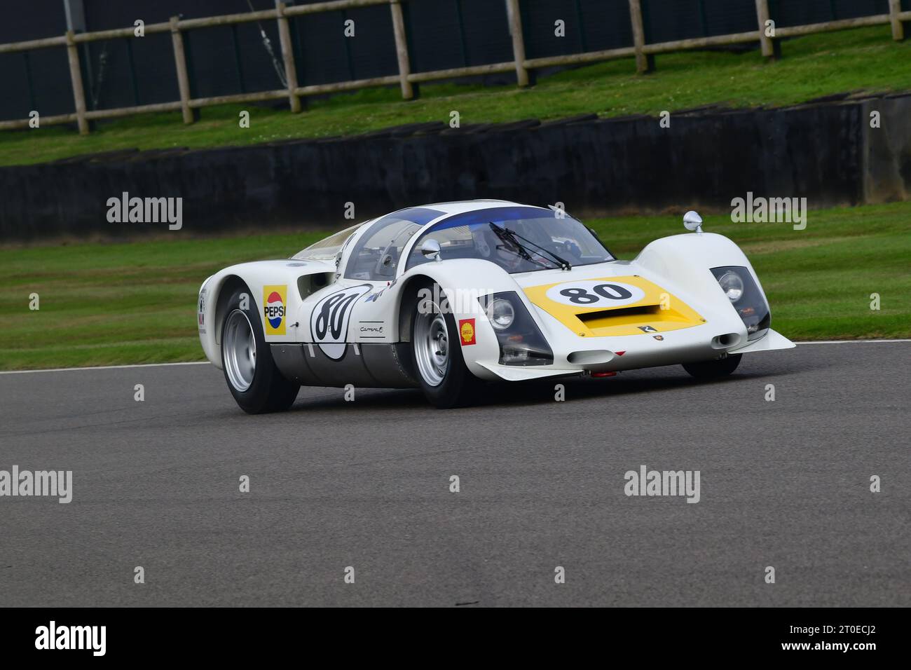 Richard Attwood, Yukinori Suzuki, Porsche 906, Royal Automobile Club TT Celebration, eine Stunde Rennen mit zwei Fahrern, ein obligatorischer Boxenstopp, featuri Stockfoto