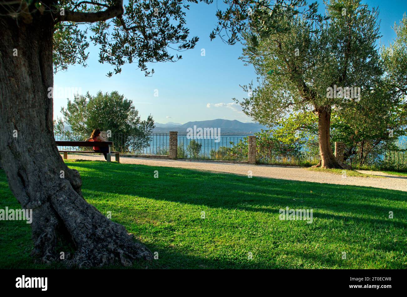 Riposandosi su una panchina nel parco della Villa di Catullo Stockfoto