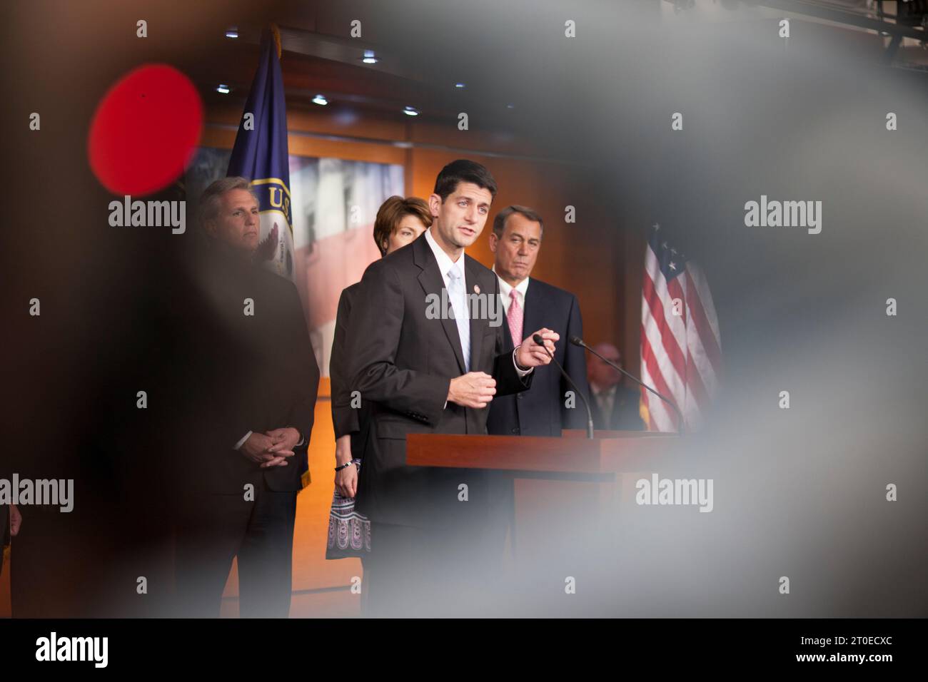 Wo sind sie jetzt? Das Bild wurde am 1. August 2011 aufgenommen, als die Republikaner sich in ihrer Weigerung einig waren, die Schuldenlast zu erhöhen. Die Pressekonferenz wurde von dem Vorsitzenden der Republikanischen Konferenz Jeb Hensarling, Kevin McCarthy, dem Vorsitzenden des Haushaltsausschusses Paul Ryan, dem stellvertretenden Vorsitzenden des RNC Cathy Mc Morris Rodgers und dem Sprecher des Repräsentantenhauses John Boehner geleitet Stockfoto