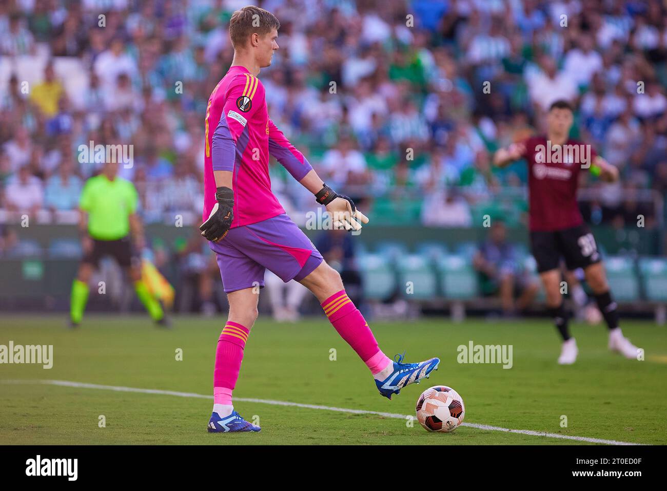 Sevilla, Spanien. Oktober 2023. Torhüter Peter Vindahl Jensen (1) von Sparta Prag beim Spiel der UEFA Europa League zwischen Real Betis und Sparta Prag im Estadio Benito Villamarin in Sevilla. (Foto: Gonzales Photo/Alamy Live News Stockfoto