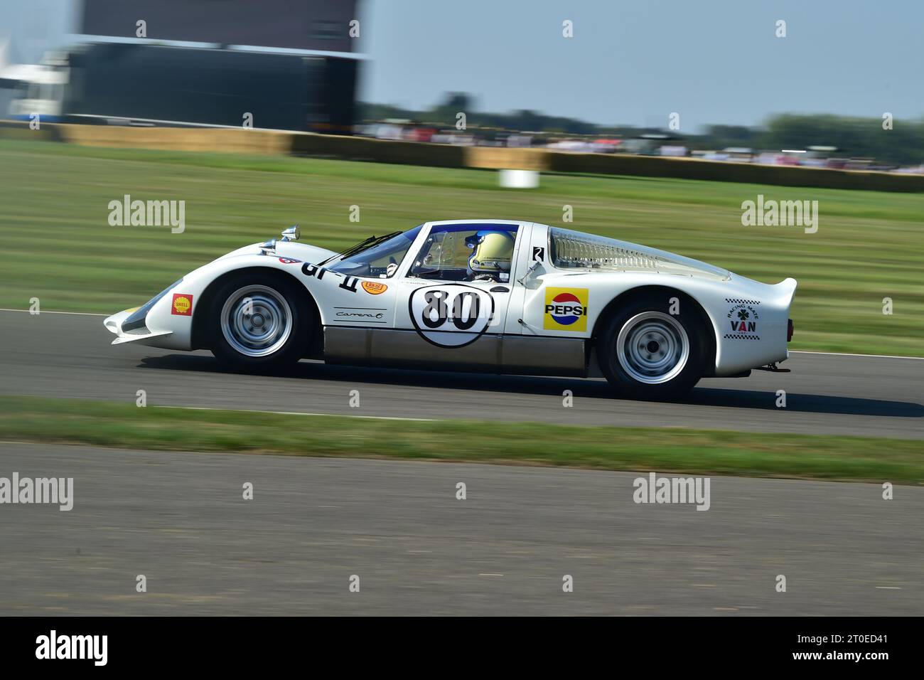 Richard Attwood, Yukinori Suzuki, Porsche 906, Royal Automobile Club TT Celebration, eine Stunde Rennen mit zwei Fahrern, ein obligatorischer Boxenstopp, featuri Stockfoto