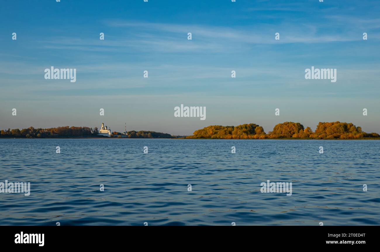 Die Potamologie. Die Quelle des Flusses Volkhov (Umgehung, Wasserlauf) aus dem Ilmensee in Russland. Das Jurbewski-Kloster ist auf dem hohen Ufer sichtbar. Weide für Stockfoto