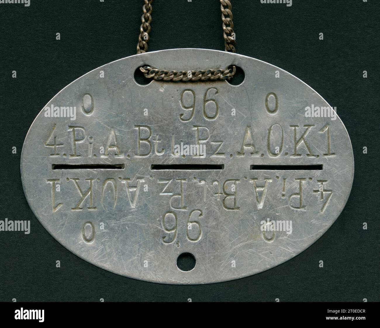 Europa, Deutschland, Erkennungsmarke für Soldaten der ehemaligen Deutschen Wehrmacht im 2. Weltkrieg , Rechte werden nicht vertreten . / Europa, Deutschland, Ausweisscheibe für Soldaten der ehemaligen Deutschen Wehrmacht im Zweiten Weltkrieg gibt es keine Rechte . Stockfoto