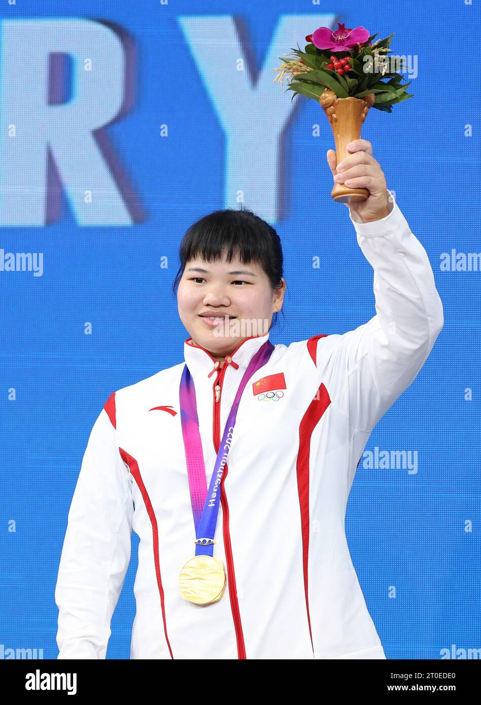 Hangzhou, chinesische Provinz Zhejiang. Oktober 2023. Goldmedaillengewinnerin Liang Xiaomei aus China nimmt an der Verleihung der 87 kg Gewichtheben für Frauen bei den 19. Asienspielen in Hangzhou, ostchinesischer Provinz Zhejiang, am 6. Oktober 2023 Teil. Quelle: Yang Lei/Xinhua/Alamy Live News Stockfoto