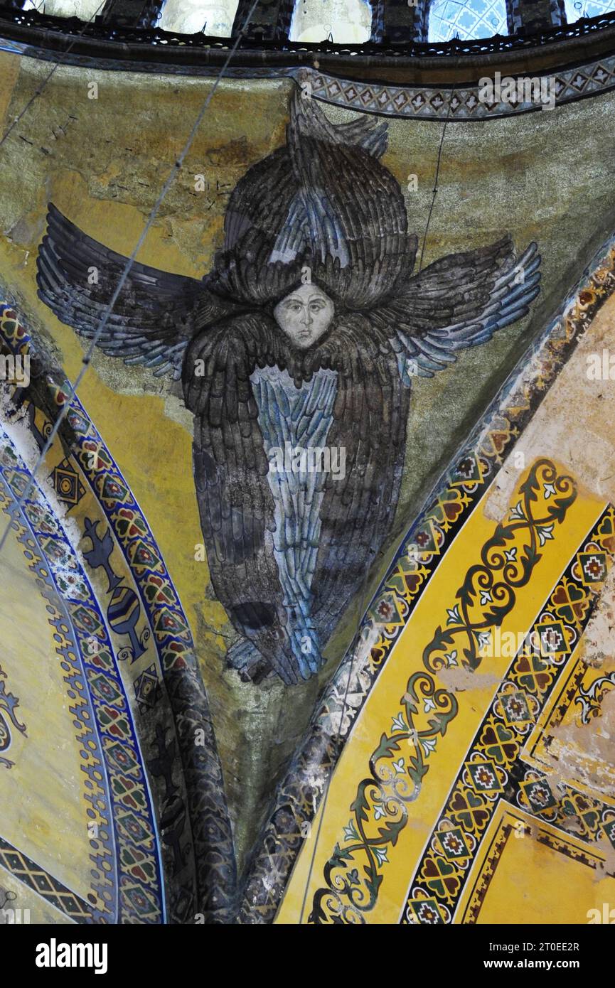 Istanbul, Türkiye. Hagia Sophia oder Kirche St. Sophia liegt in Eminonu. Die vier Seraphen in den Pendentiven (Detail) Stockfoto