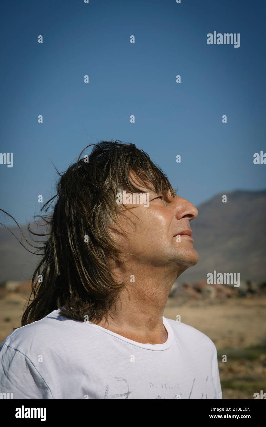 Alleinstehender Mann, der die Natur an einem sonnigen Tag in Lanzarote, Spanien, genießt Stockfoto