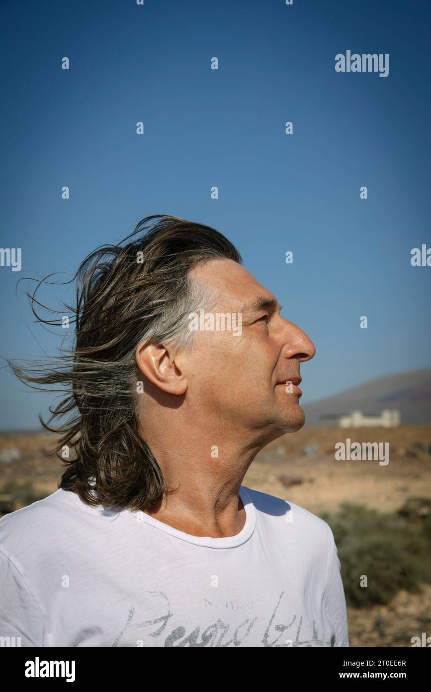 Alleinstehender Mann, der die Natur an einem sonnigen Tag in Lanzarote, Spanien, genießt Stockfoto