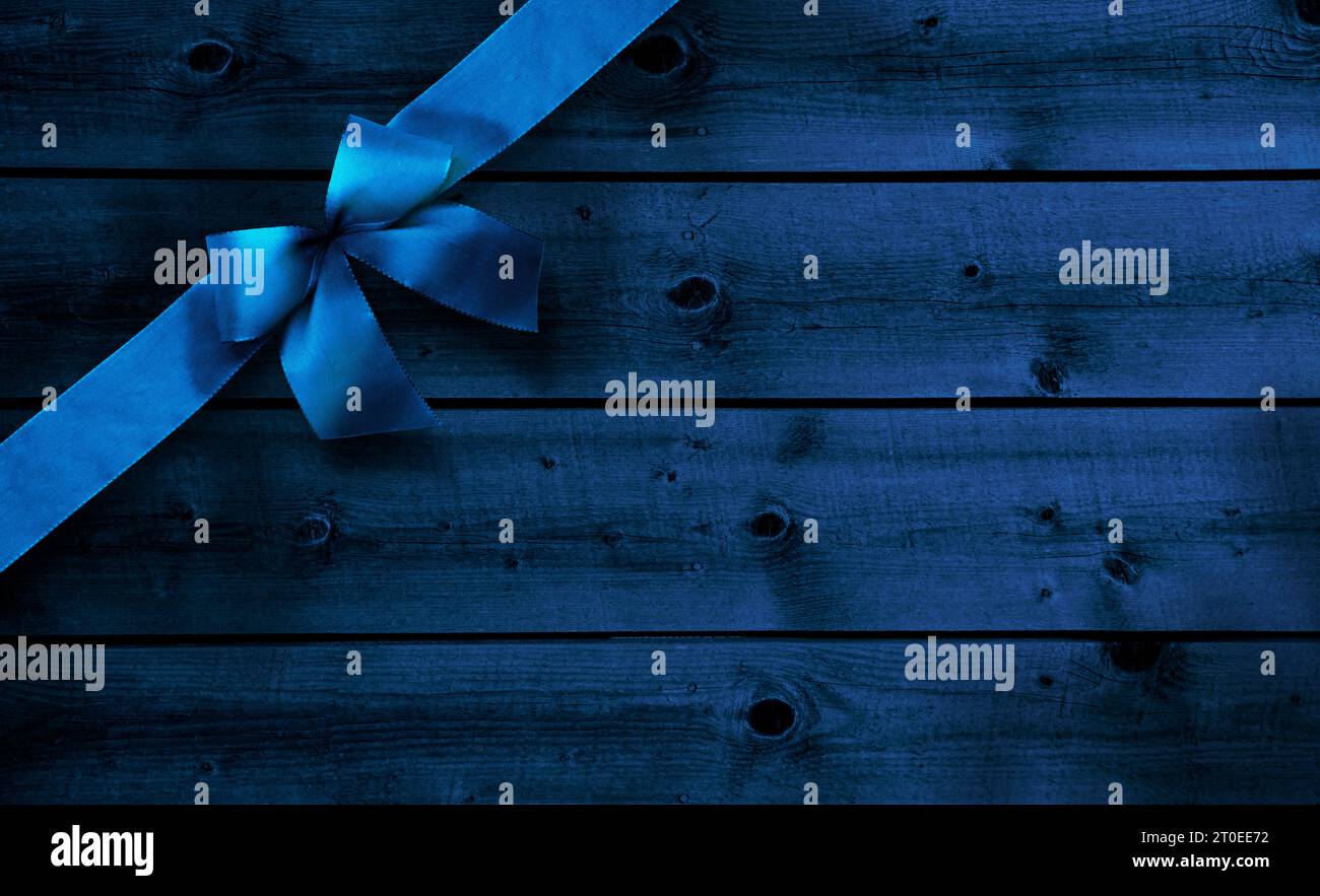 Blauer Holzhintergrund mit Weihnachtsdekoration Stockfoto