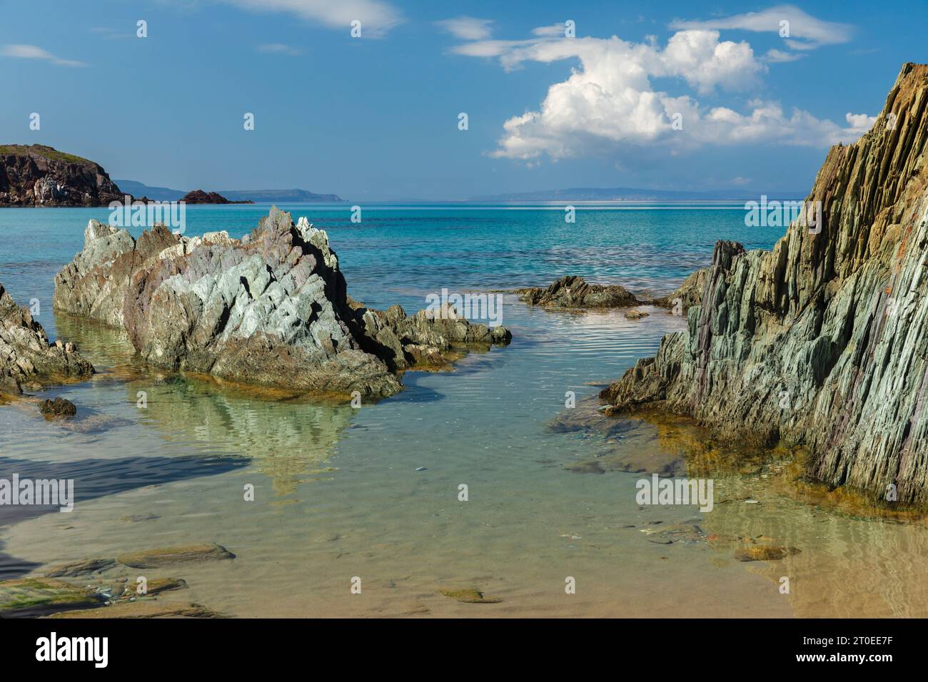 Felsen am Strand von Masua Nebida, Iglesiente, Provinz Sud Sardegna, Sardinien, Italien Stockfoto