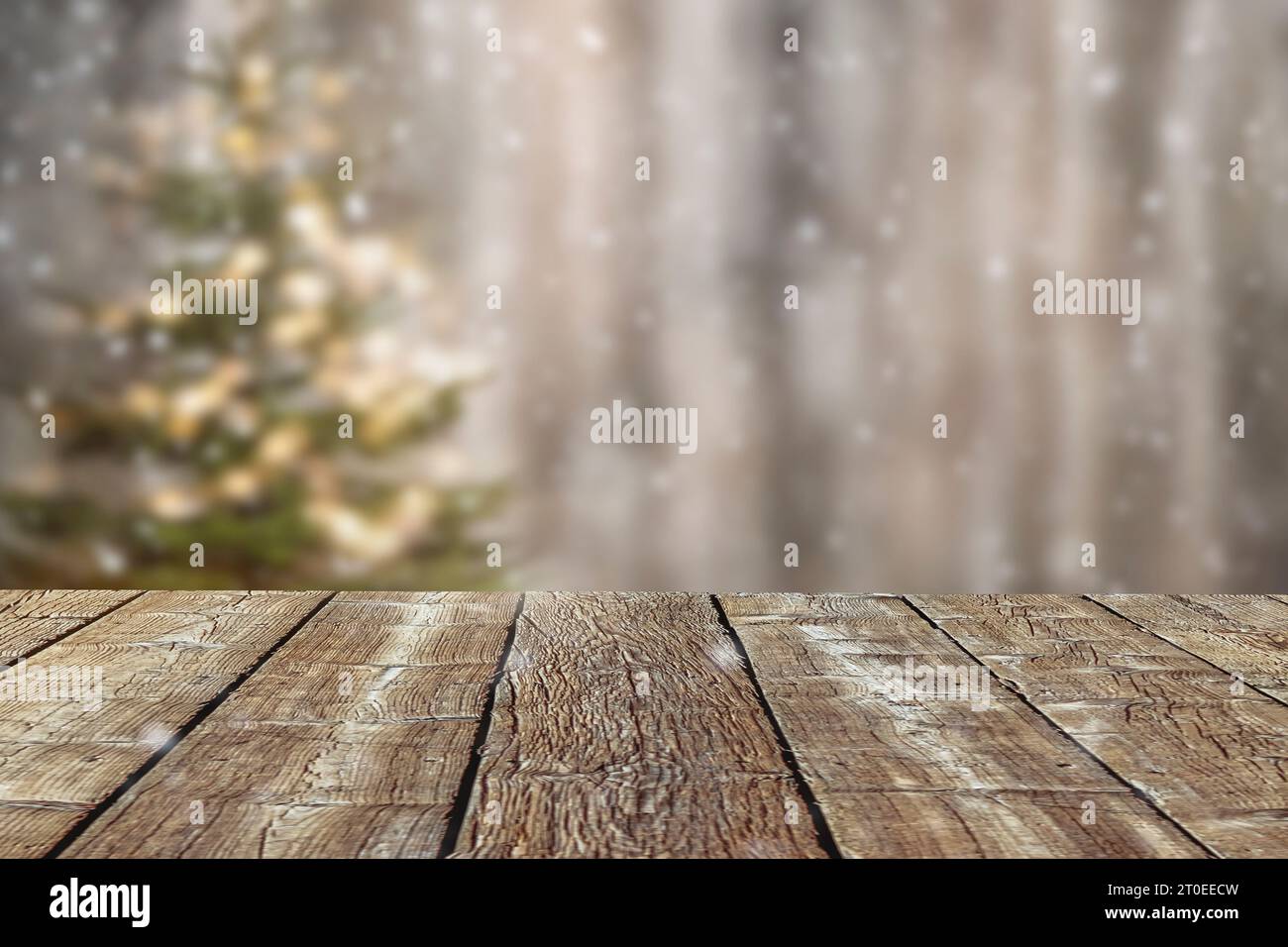 Heller Weihnachtsbaum vor verschwommenem Hintergrund mit altem Holztisch Stockfoto