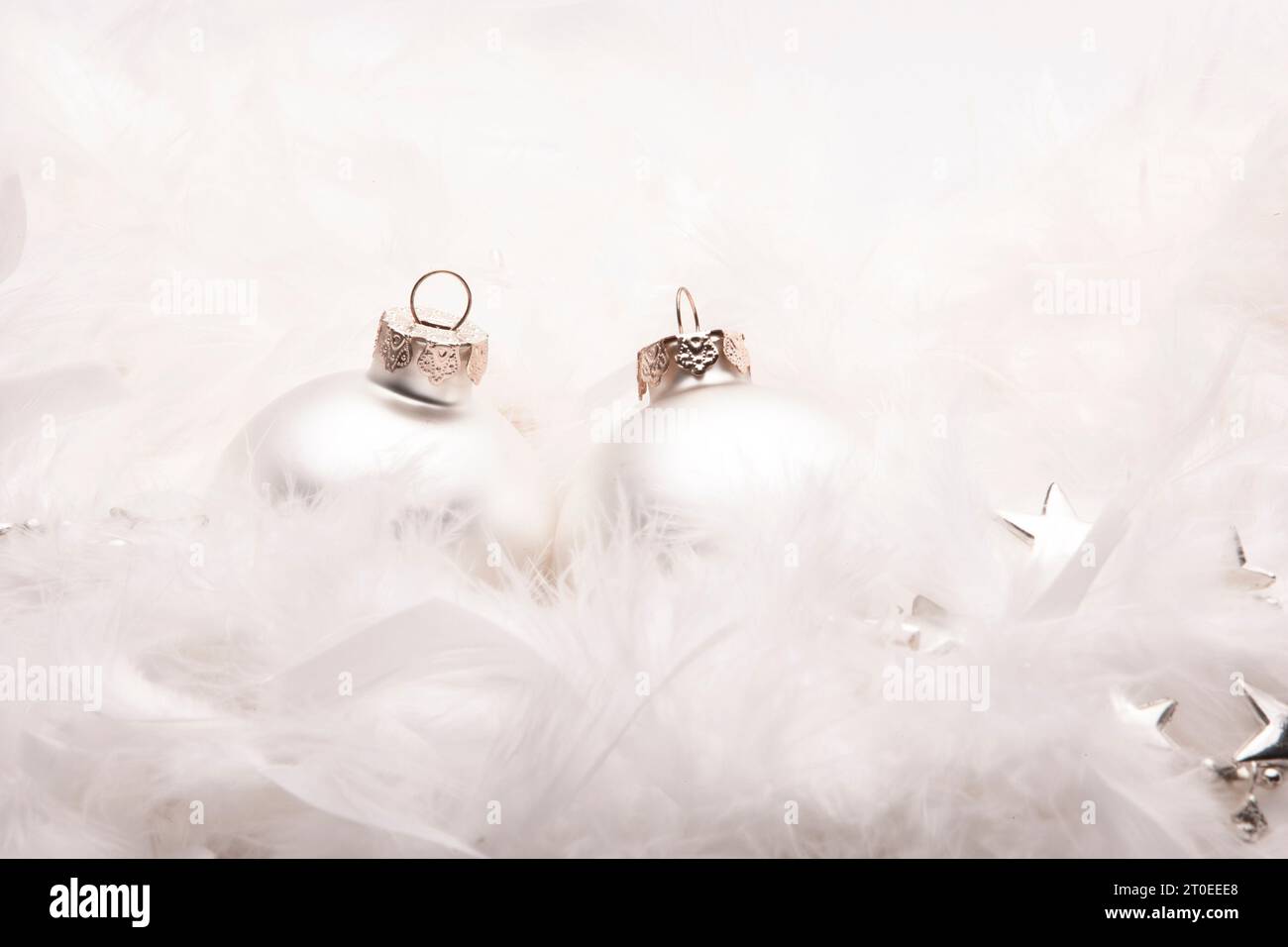 Weihnachtskugeln mit Eierfederboa dekoriert Stockfoto