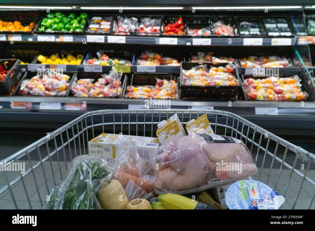 London, UK, 6. Oktober 2023: Ein Einkaufswagen voller Lebensmittel in der Clapham-Filiale von Sainsbury's Supermarkt. Die Preise für einige grundlegende Lebensmittel sinken langsam, aber die Gesamtpreise sind immer noch über 9 % höher als vor einem Jahr. Anna Watson/Alamy Live News Stockfoto