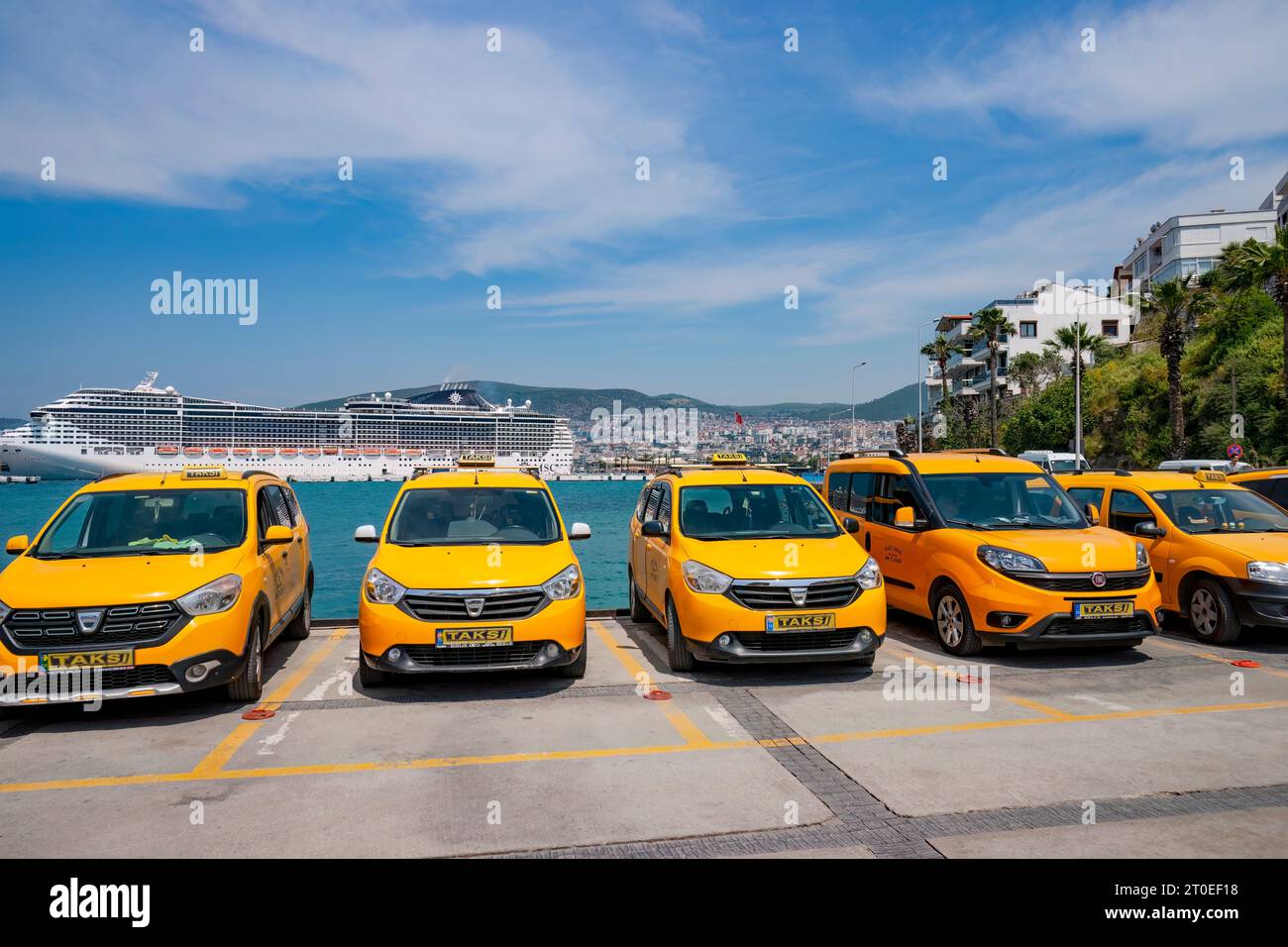 Taxistand und MSC-Kreuzfahrtschiff im Hafen von Kusadasi, Aydin, Türkei Stockfoto