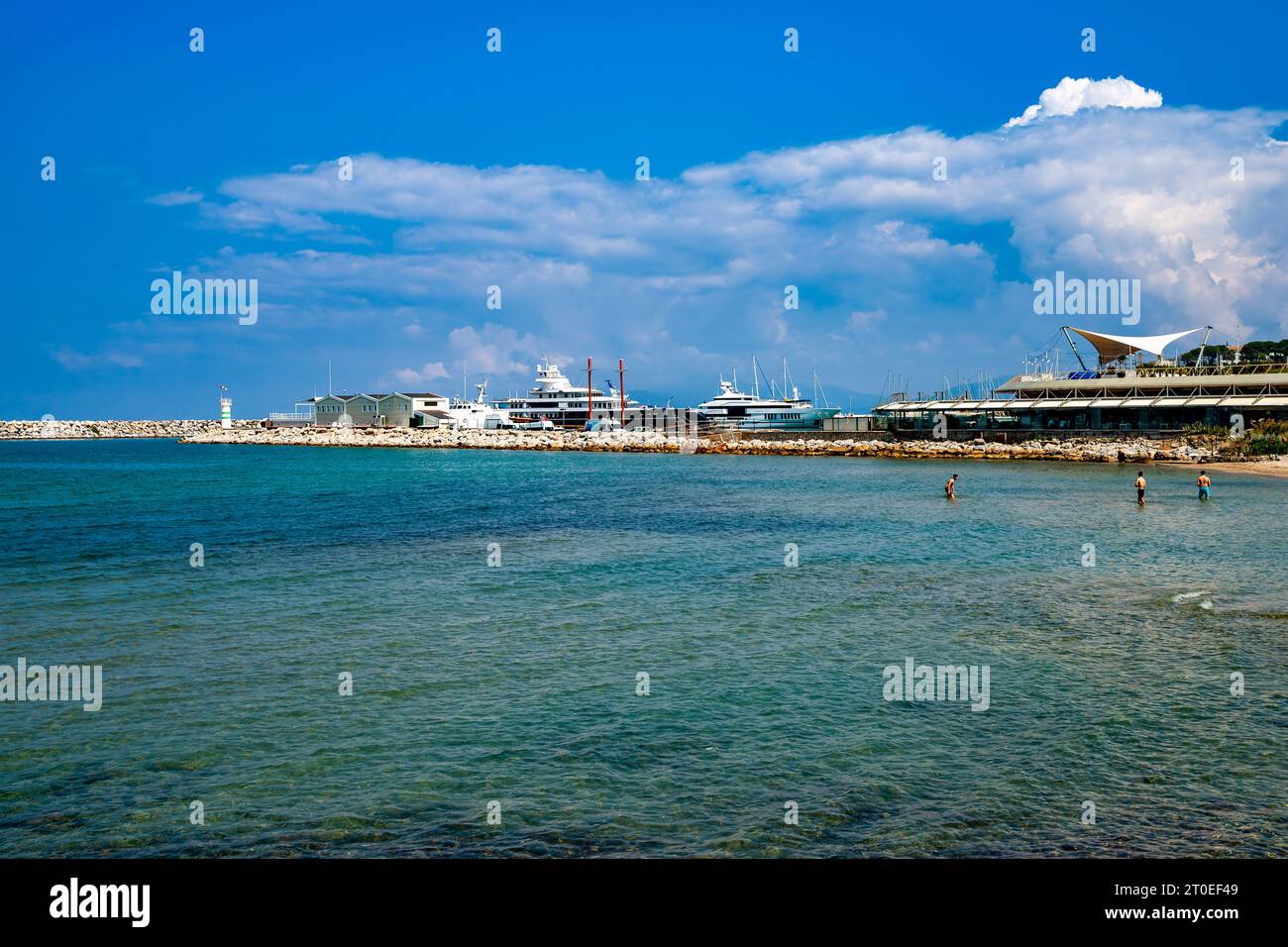 Blick auf den Strand und den Yachthafen in Kusadasi, Aydin Türkei Stockfoto