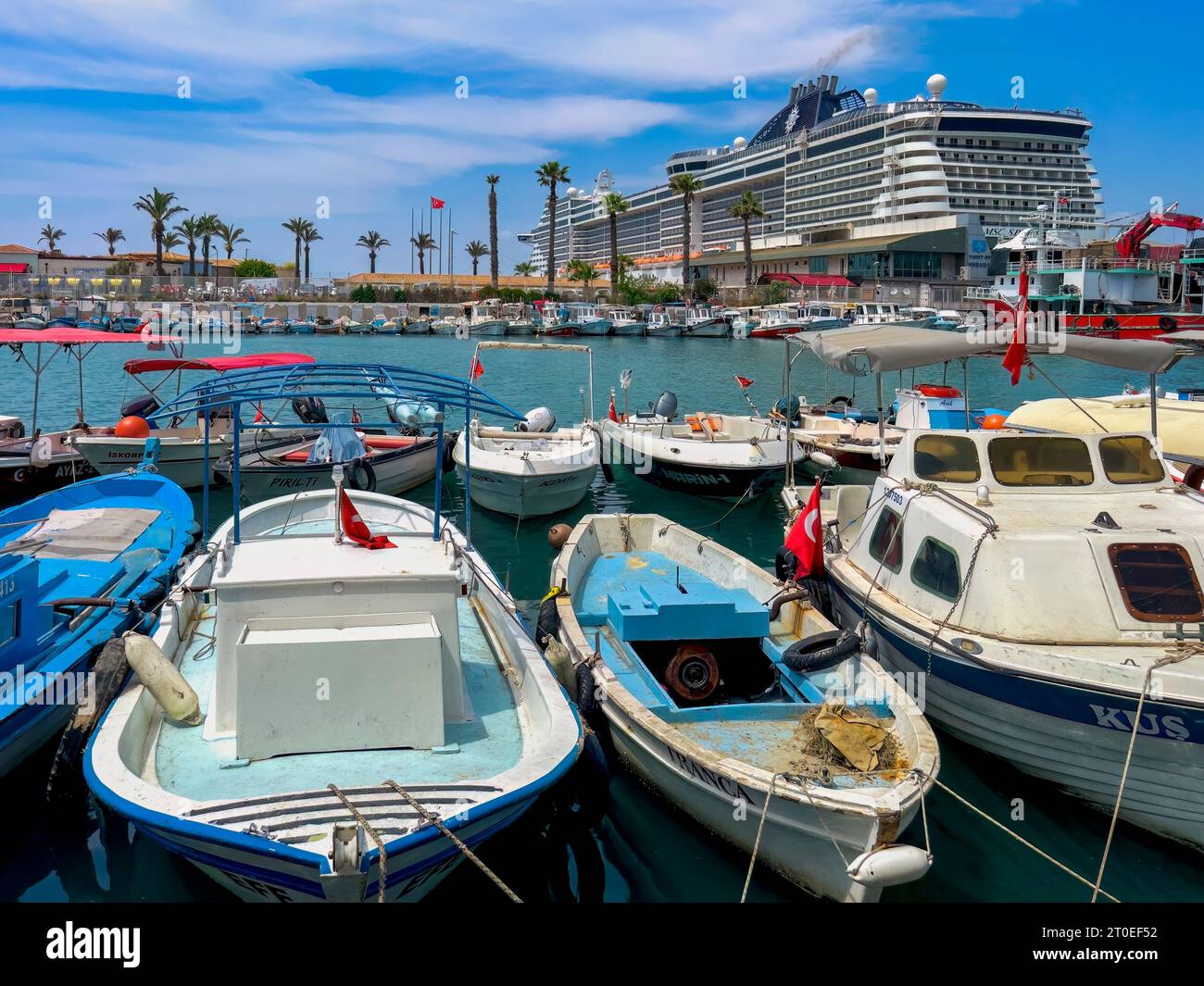 Blick auf den Kreuzfahrtanleger und den öffentlichen Strand von Kusadasi, Aydin, Türkei Stockfoto