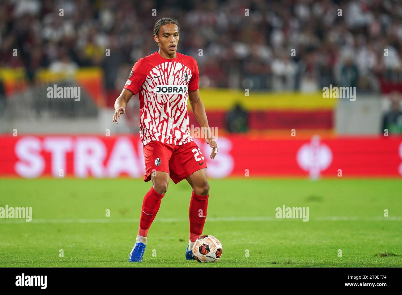 Deutschland, Freiburg, 5. Oktober 2023: Kiliann Sildillia (25 Freiburg) kontrolliert den Ball während des Fußballspiels der UEFA Europa League zwischen dem SC Freiburg und West Ham United im Europa Park Stadion in Freiburg. (Daniela Porcelli/SPP) Stockfoto