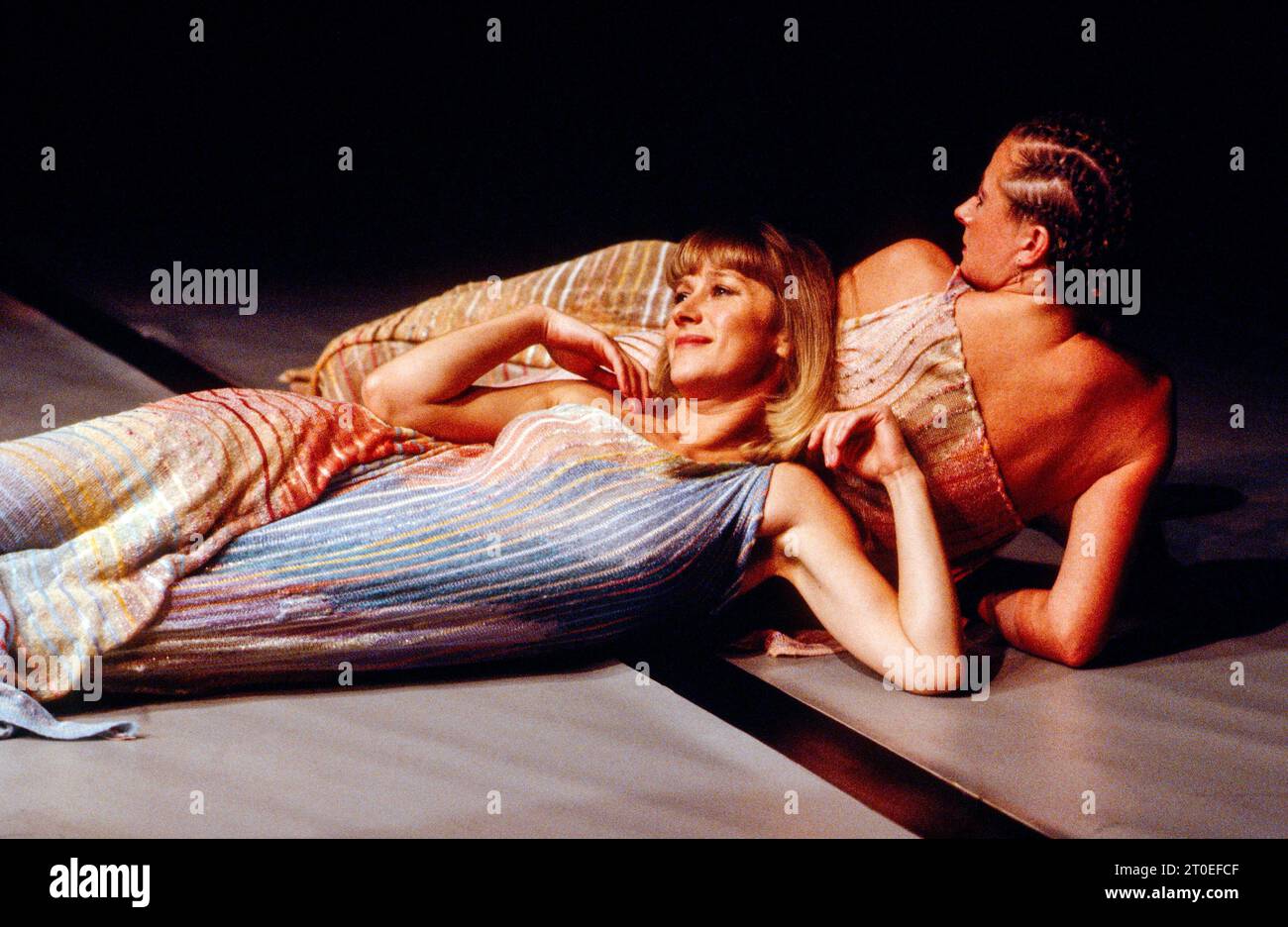 l-r: Helen Mirren (Cleopatra), Sorcha Cusack (Charmian) in ANTONY UND KLEOPATRA von Shakespeare at the Other Place, Royal Shakespeare Company (RSC), Stratford-upon-Avon, England 13/10/1982 Design: Nadine Baylis Beleuchtung: Leo Leibovici Direktor: Adrian Noble Stockfoto