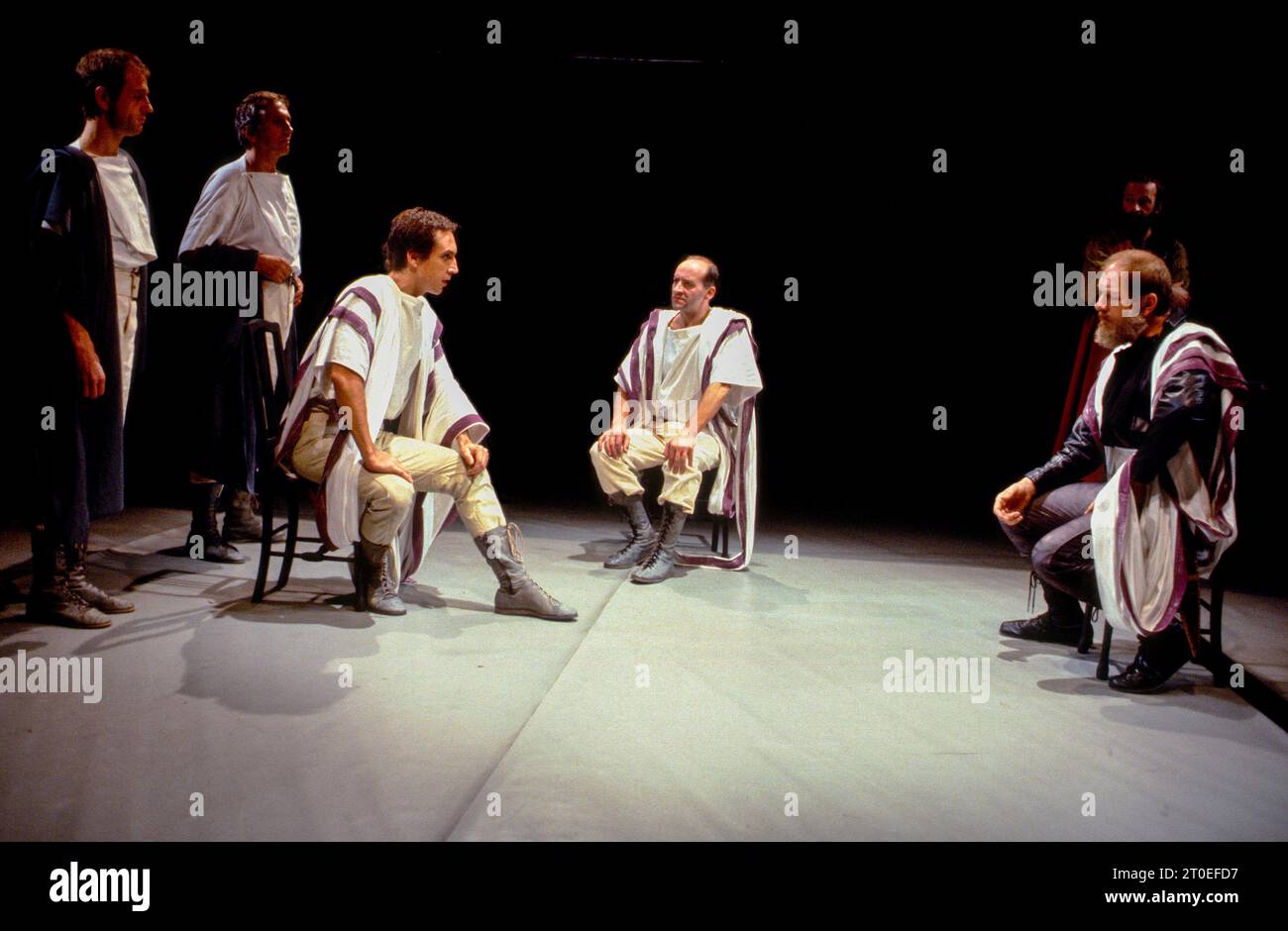 Sitzplätze, l-r: Jonathan Hyde (Octavius Caesar), Paul Webster (Lepidus), Michael Gambon (Mark Antony) in ANTONY UND KLEOPATRA von Shakespeare at the Other Place, Royal Shakespeare Company (RSC), Stratford-upon-Avon, England 13/10/1982 Design: Nadine Baylis Beleuchtung: Leo Leibovici Direktor: Adrian Noble Stockfoto