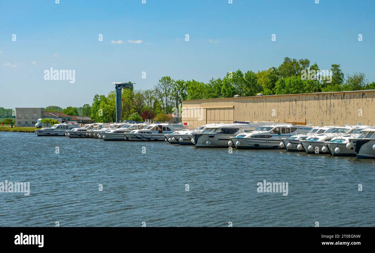 Freizeitbootstation Le Boat in Hessen am Rhein-Marne-Kanal, Département Mosel, Region Grand Est, Frankreich Stockfoto
