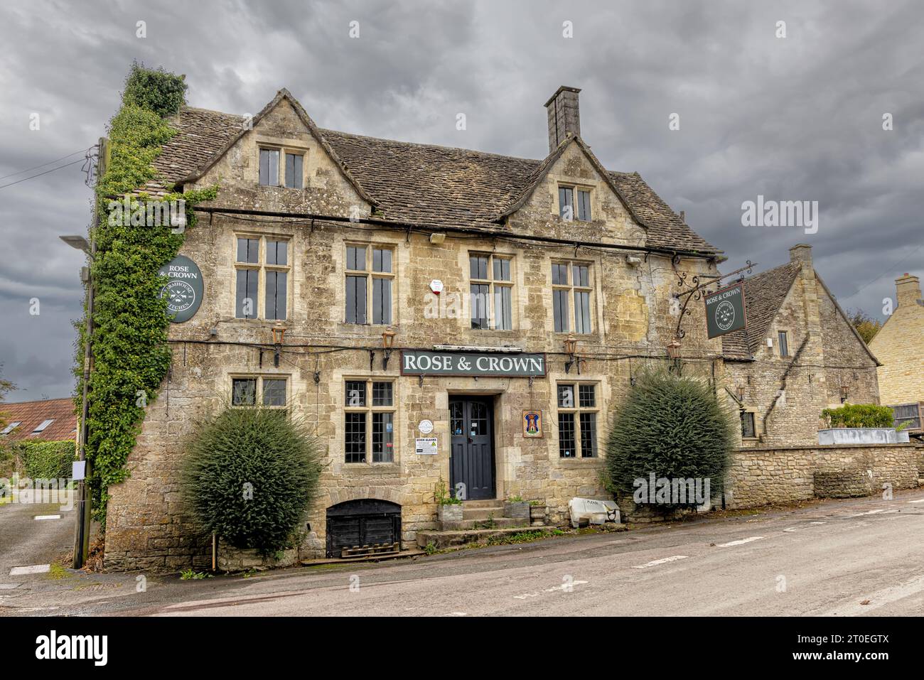 The Rose and Crown Inn in Nympsfield, Gloucestershire, England, Großbritannien. Denkmalgeschütztes Gebäude aus dem 19. Jahrhundert Stockfoto