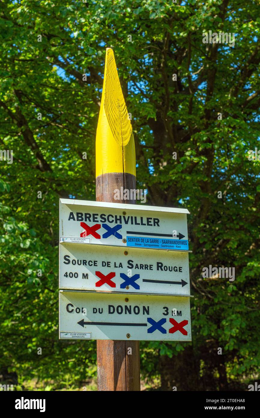 Wanderschilder und Hinweise zur Quelle des Roten Saars am Donon, Vogesen, Departement Mosel, Grand Est, Frankreich, Grand Est, Frankreich Stockfoto