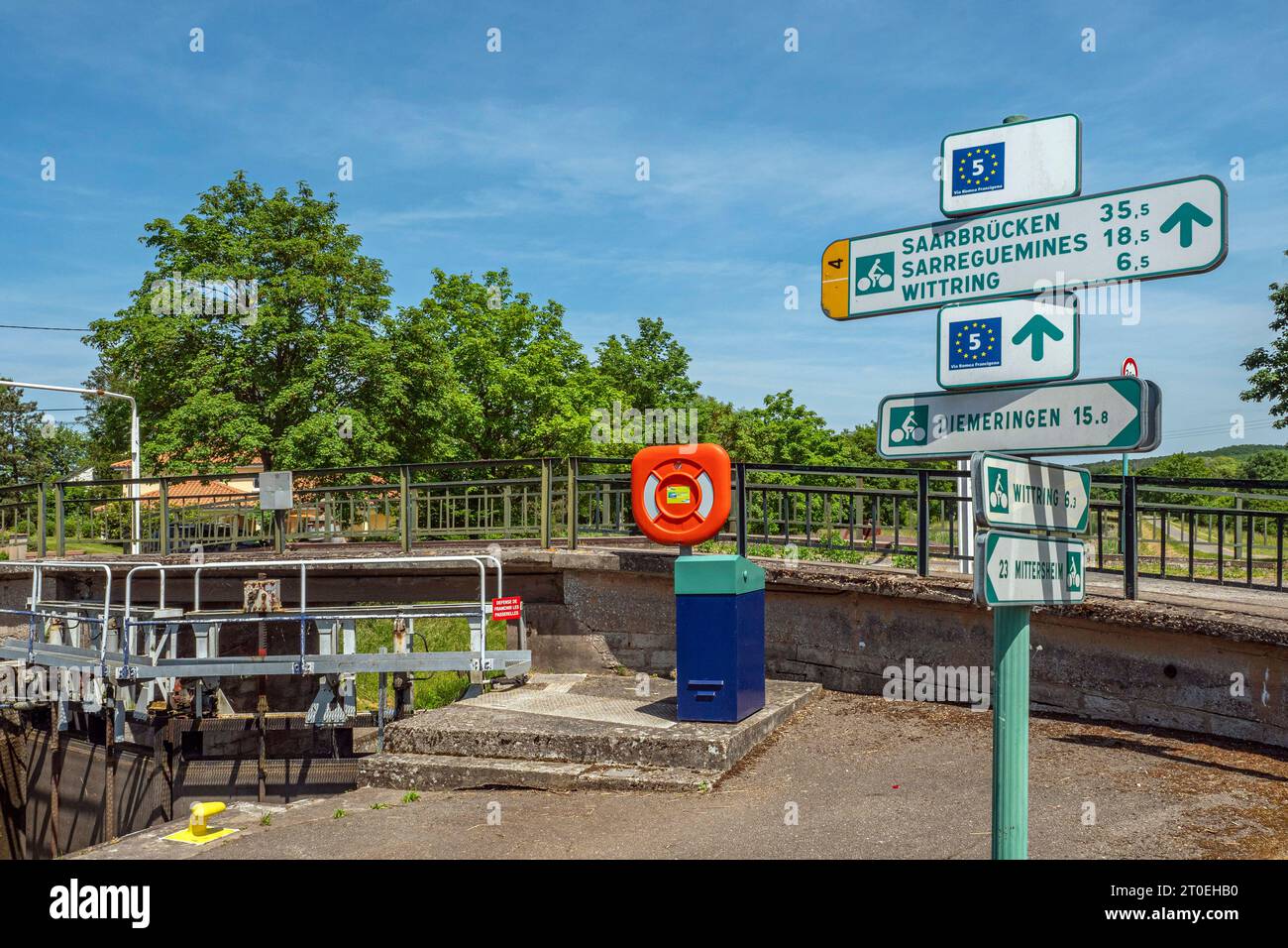 Schleuse Ecluse ö°21 am Saarkanal (Canal des houillères de la Sarre) in Herbitzheim, Departement Bas-Rhin, Saartal, Grand Est, Frankreich Stockfoto