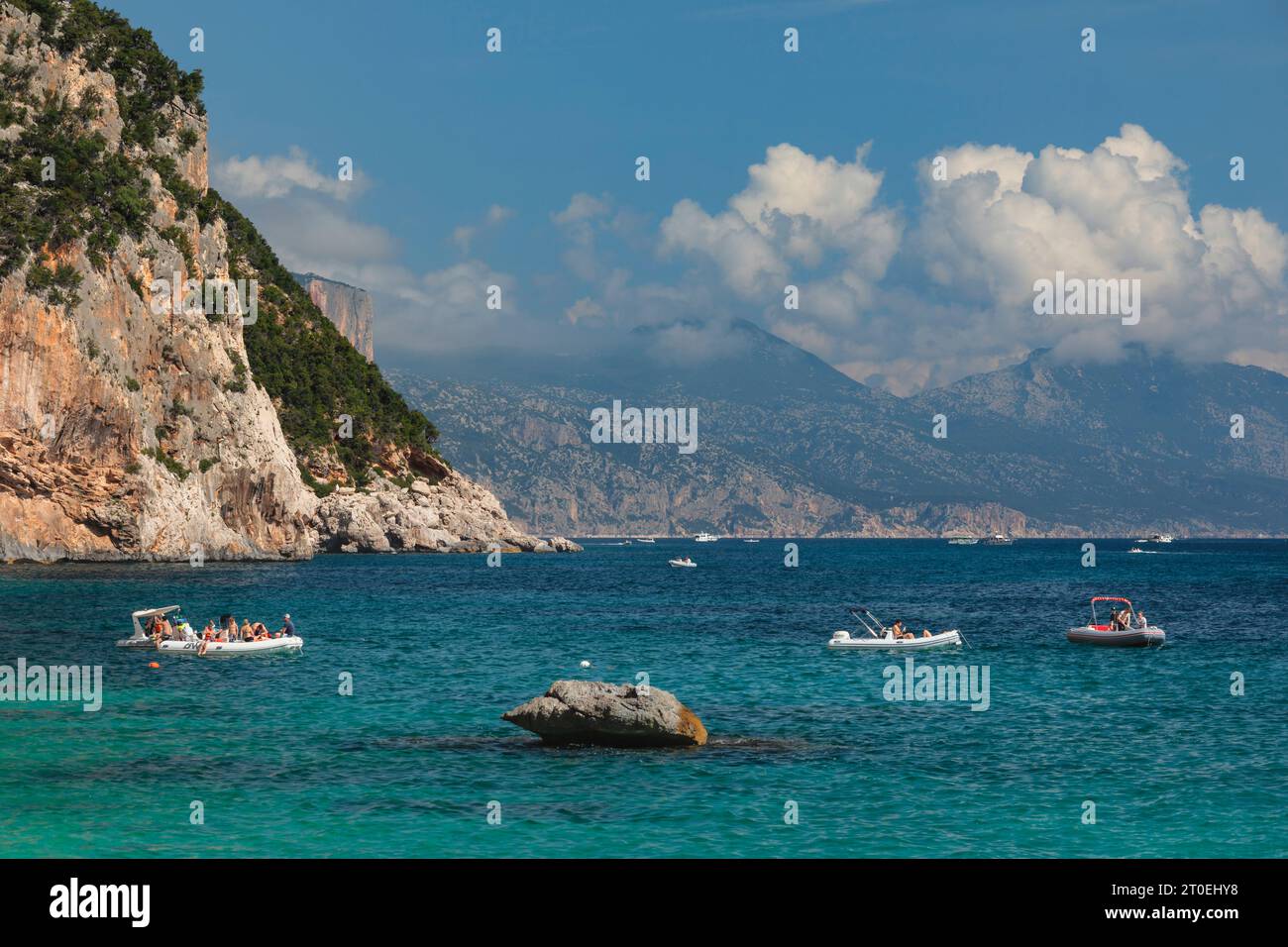 Motorboote an der Küste, Nationalpark Gennargentu und Golfo di Orosei, Sardinien, Italien Stockfoto