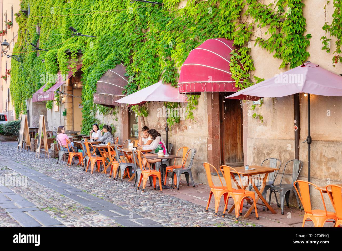 Straßencafé in der Altstadt von Bosa, Provinz Oristano, Sardinien, Italien Stockfoto