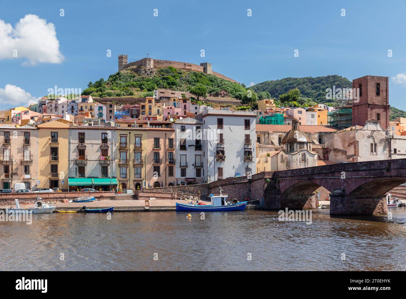 Blick über den Fluss Temo nach Bosa und Malaspina, Provinz Oristano, Sardinien, Italien Stockfoto