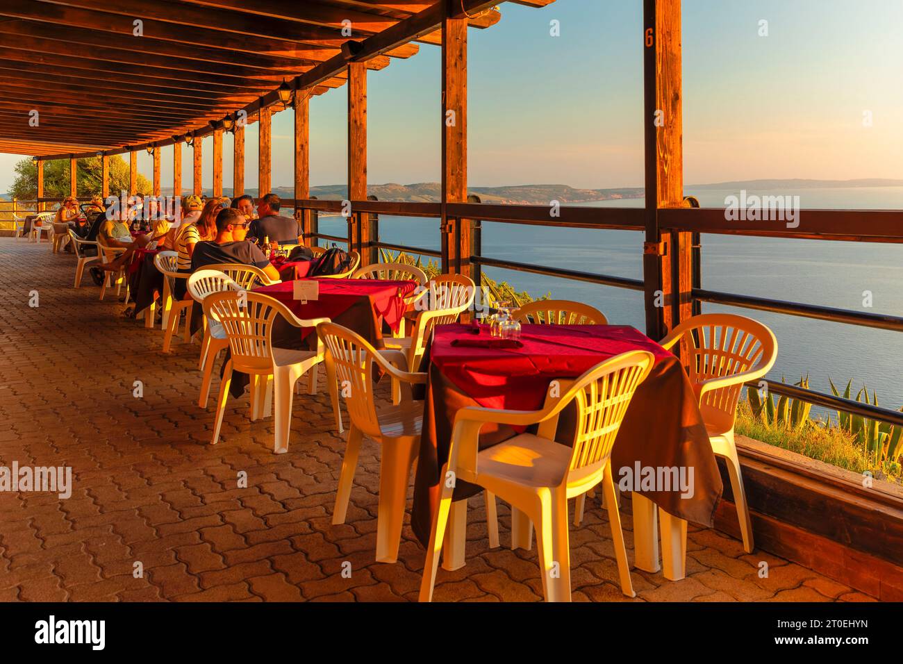 Restaurant am Aussichtspunkt über dem Bergwerk Laveria Lamarmora, Nebida, Provinz Sud Sardegna, Sardinien, Italien Stockfoto